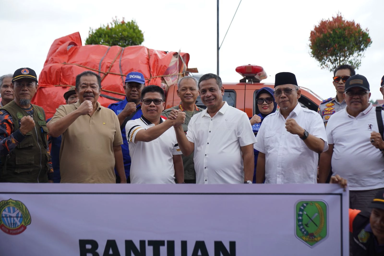 Pj Wako dan Jajaran Antar Langsung Bantuan Korban Banjir Pj Wako dan Jajaran Antar Langsung Bantuan Korban Banjir