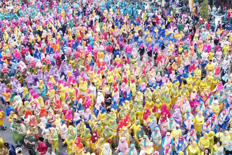 Euforia Hari Jadi, Ribuan Masyarakat Tumpah Ruah Berjepin Massal Euforia Hari Jadi, Ribuan Masyarakat Tumpah Ruah Berjepin Massal