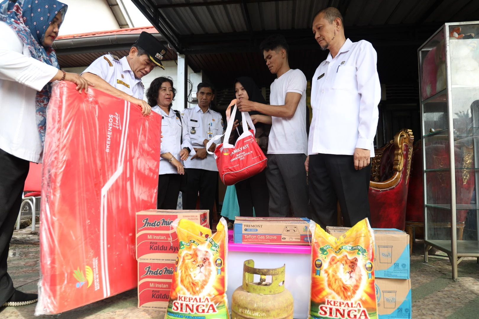 Pemkot Bantu Sandang dan Pangan Korban Kebakaran Gang Kurnia Sari