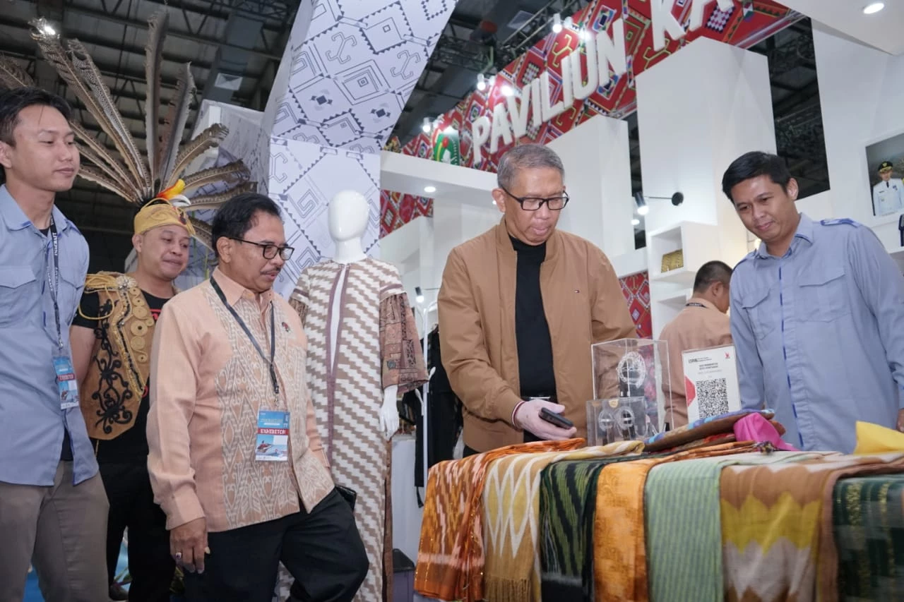 Kunjungi Stand Pontianak di INACRAFT, Gubernur Sutarmidji : Inovasi Produk dan Ikuti Tren Kunjungi Stand Pontianak di INACRAFT, Gubernur Sutarmidji : Inovasi Produk dan Ikuti Tren