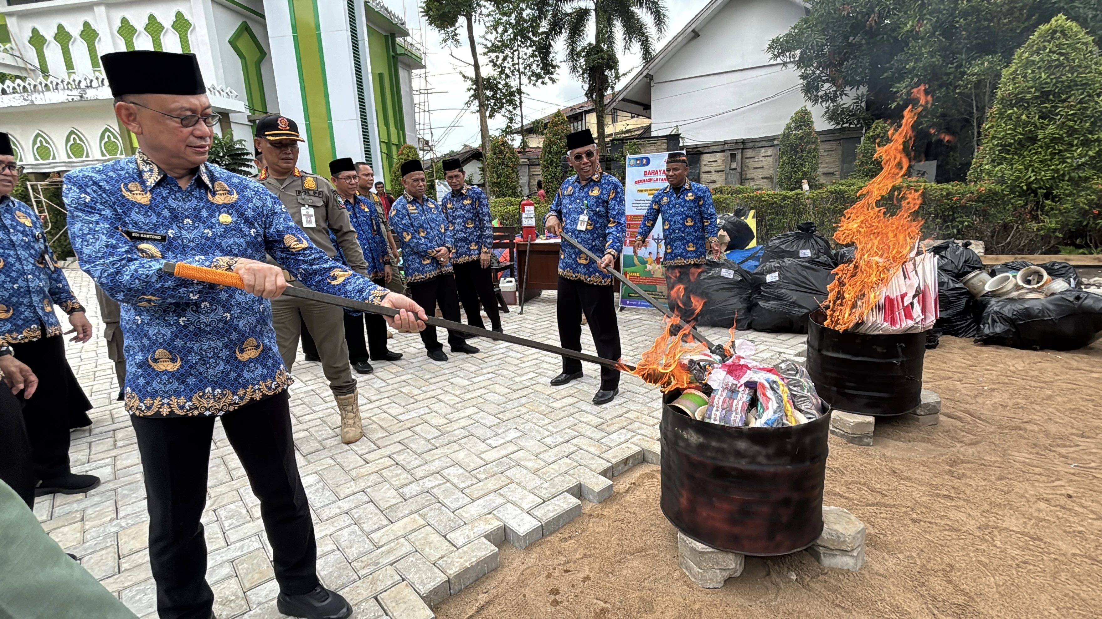Wali Kota Musnahkan Layangan Hasil Razia Satpol PP Pontianak