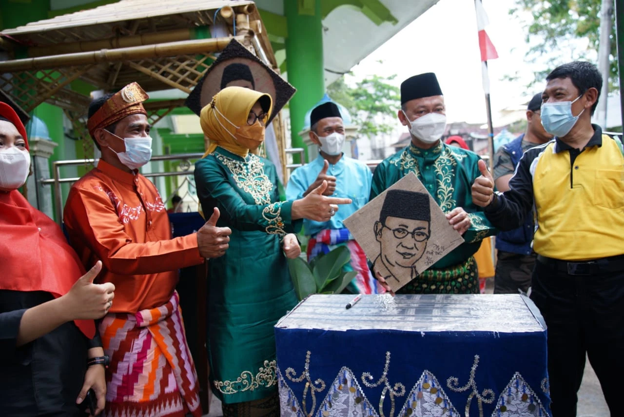 Manfaatkan Ampas Kopi Jadi Lukisan Manfaatkan Ampas Kopi Jadi Lukisan