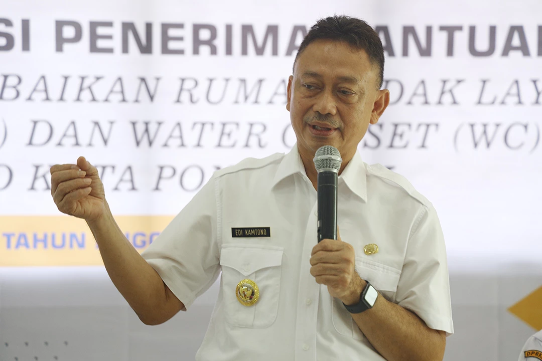 Salurkan Bantuan Bedah 106 WC, Wako Edi Ingin Sanitasi Warga Layak