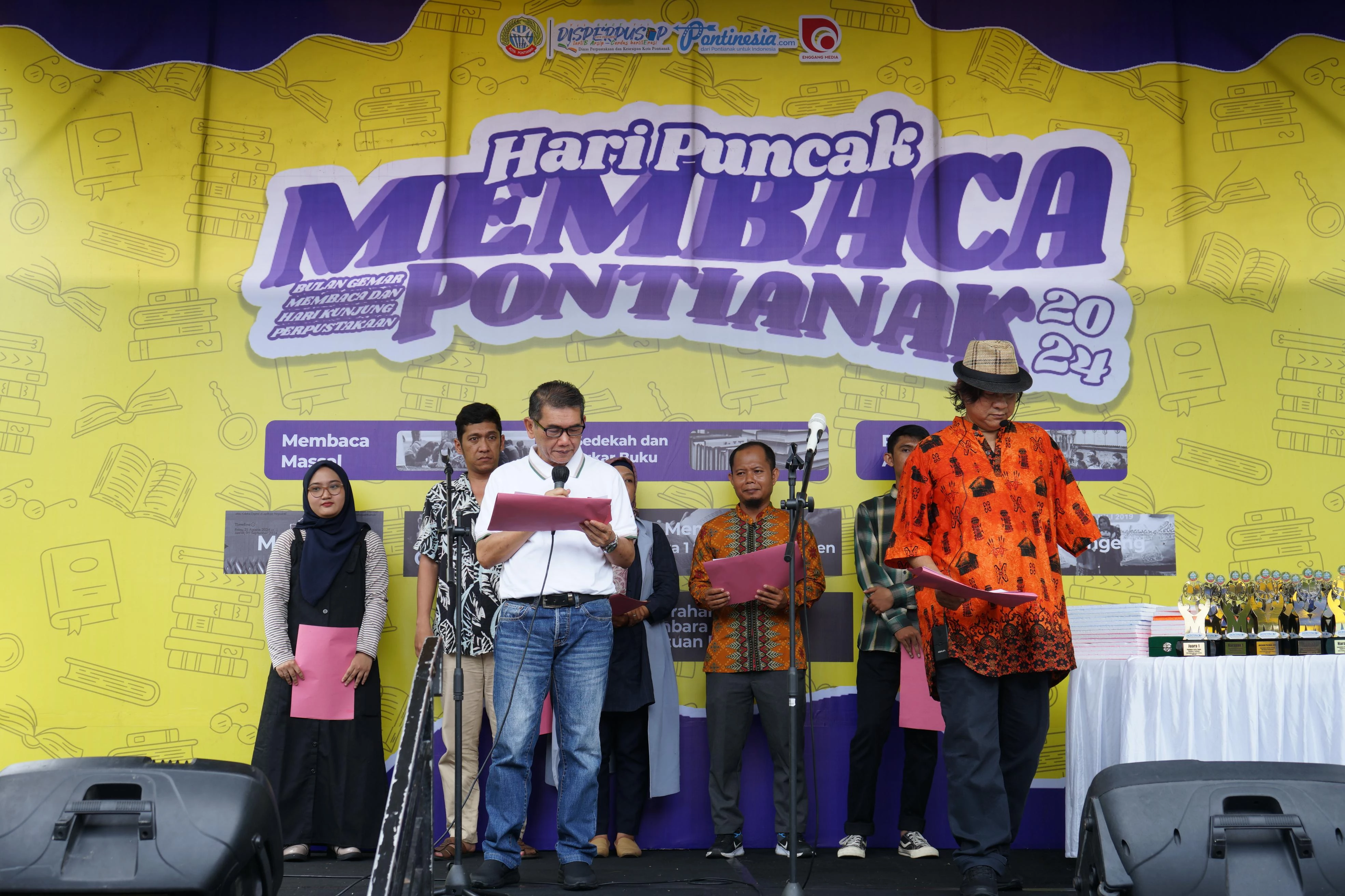 Gol A Gong Kampanyekan Gemar Membaca di Pontianak Gol A Gong Kampanyekan Gemar Membaca di Pontianak