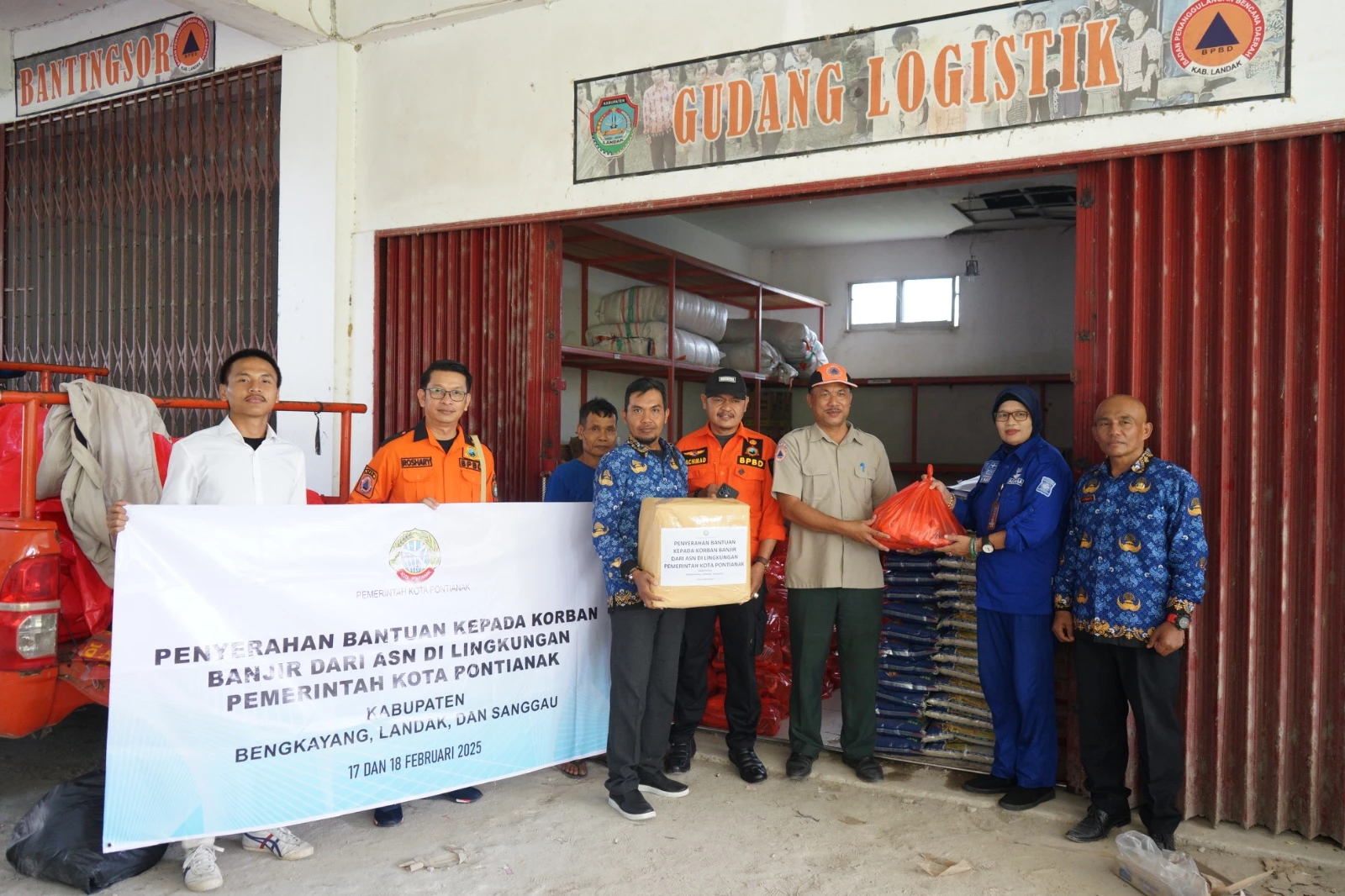 Pemkot Pontianak Salurkan 1.500 Paket Bantuan Korban Banjir di 3 Kabupaten Pemkot Pontianak Salurkan 1.500 Paket Bantuan Korban Banjir di 3 Kabupaten