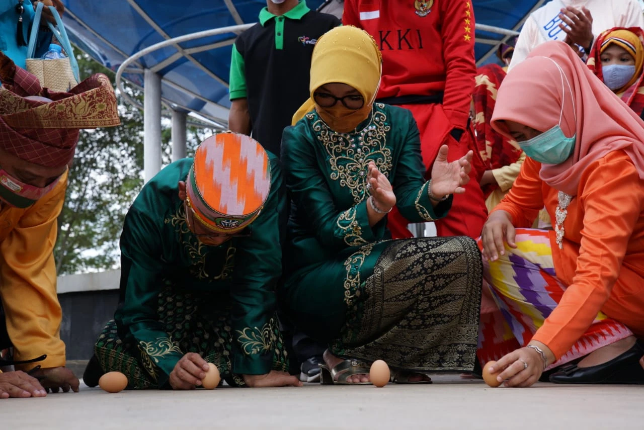 Telur Berdiri Tegak Tandai Kulminasi Matahari di Pontianak Telur Berdiri Tegak Tandai Kulminasi Matahari di Pontianak
