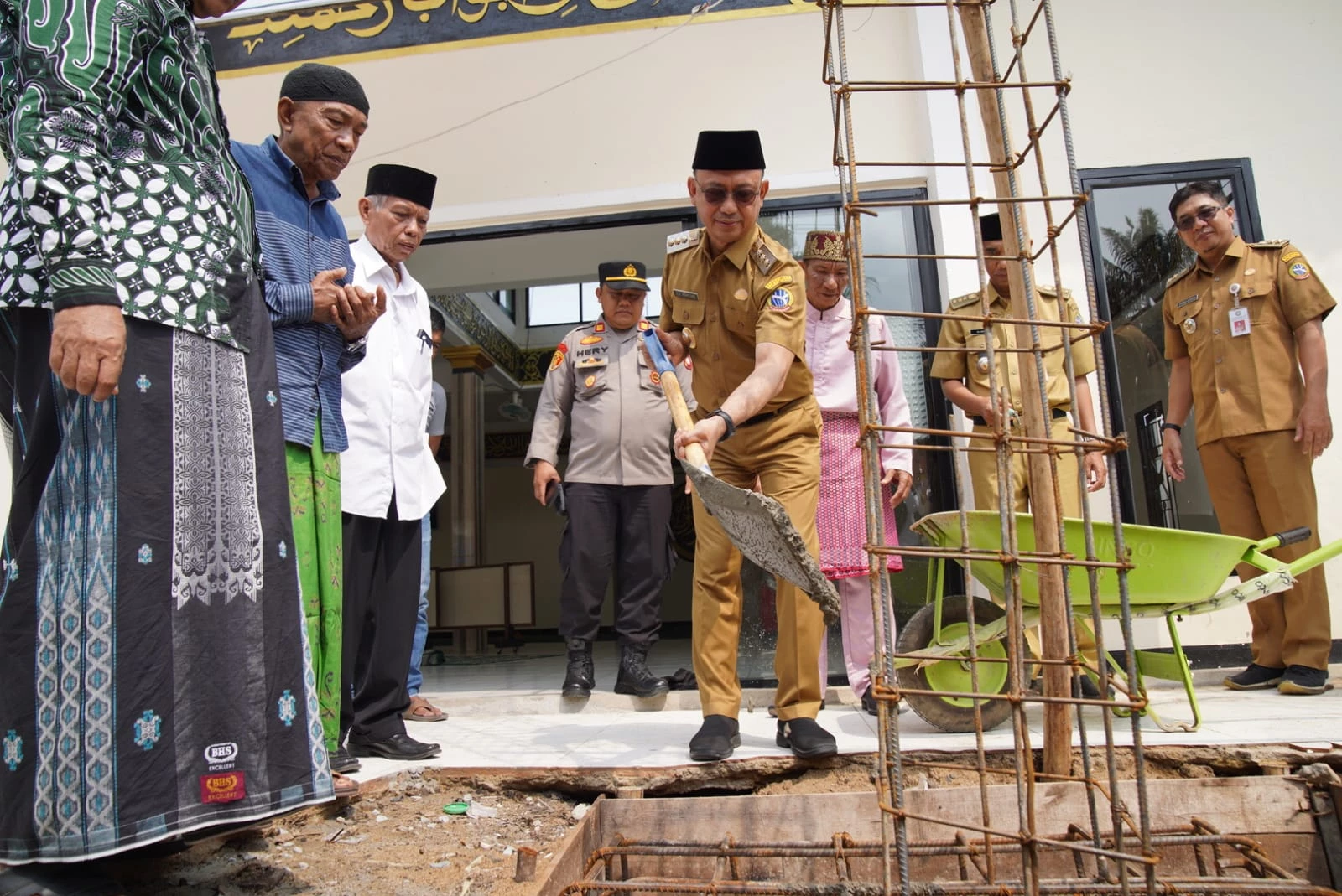 Peletakan Batu Pertama Masjid Nurul Islam, Edi Minta Panitia Perhatikan Konstruksi Peletakan Batu Pertama Masjid Nurul Islam, Edi Minta Panitia Perhatikan Konstruksi