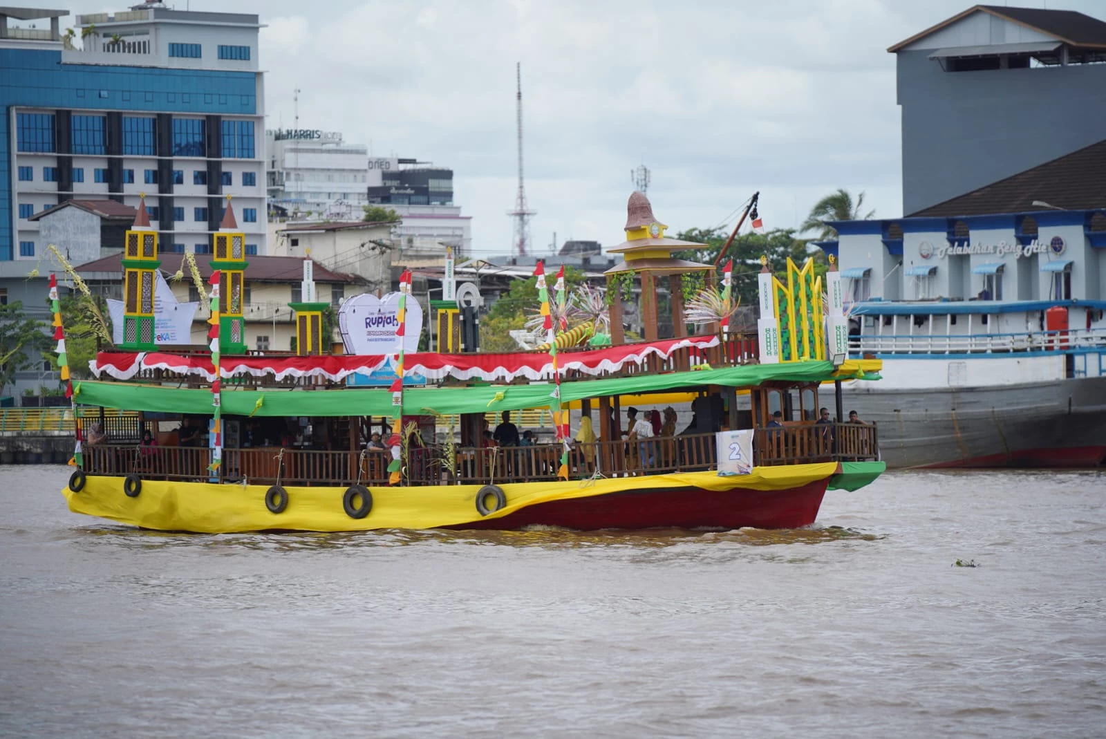 Pontianak Juara I Kapal Hias Saprahan Khatulistiwa Pontianak Juara I Kapal Hias Saprahan Khatulistiwa
