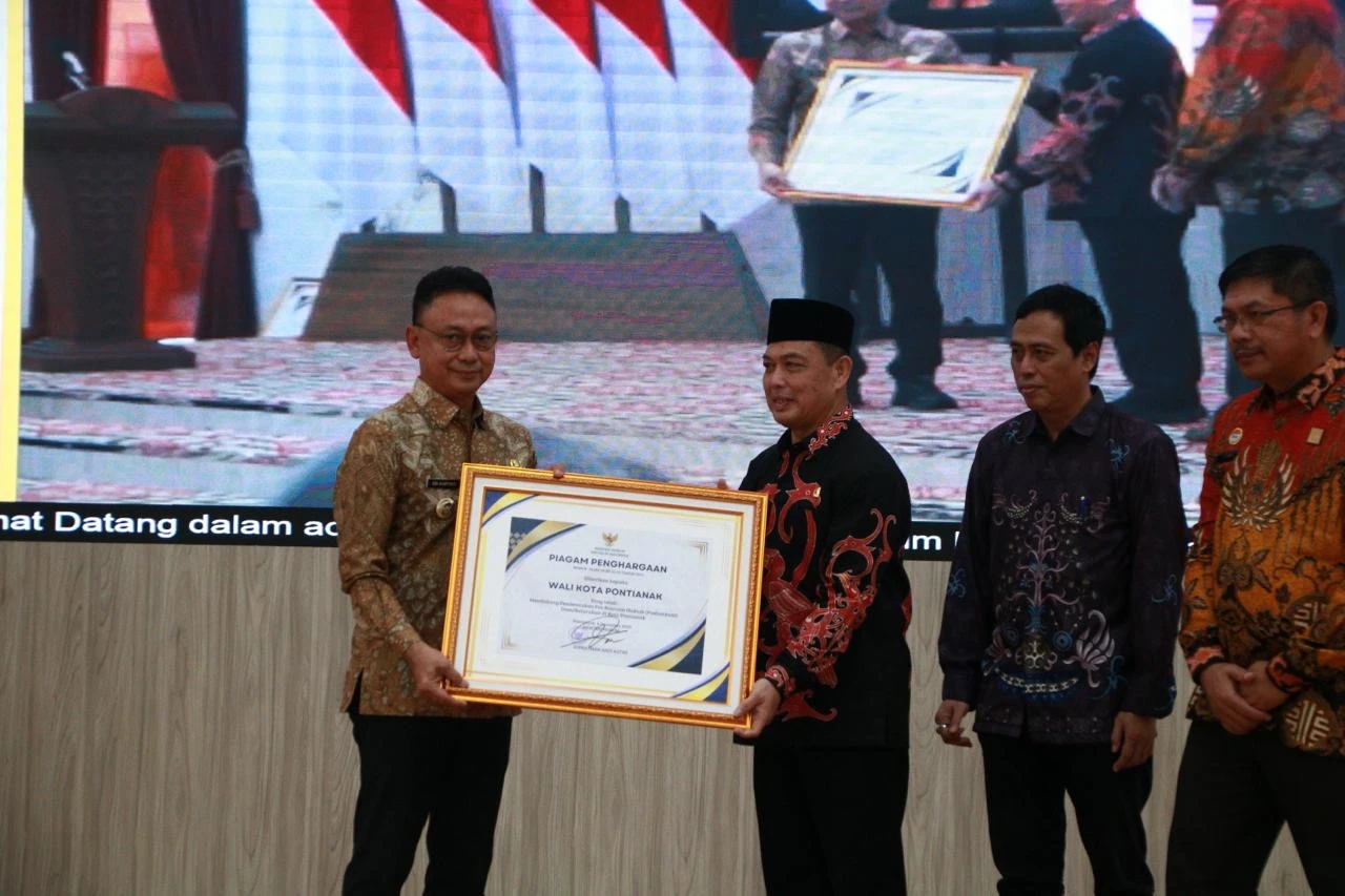 Layanan Posbakum hingga Tingkat Kelurahan, Wako Edi Diganjar Penghargaan