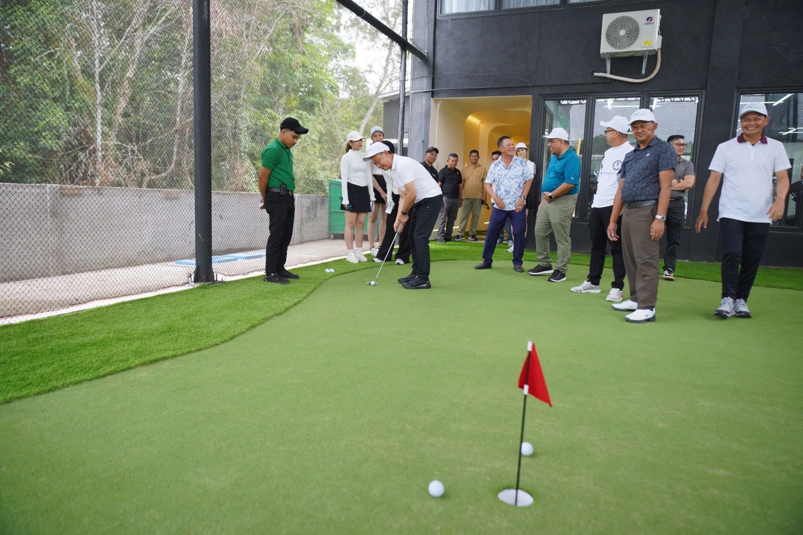 Edi Kamtono Apresiasi Investor Majukan Olahraga di Pontianak Edi Kamtono Apresiasi Investor Majukan Olahraga di Pontianak