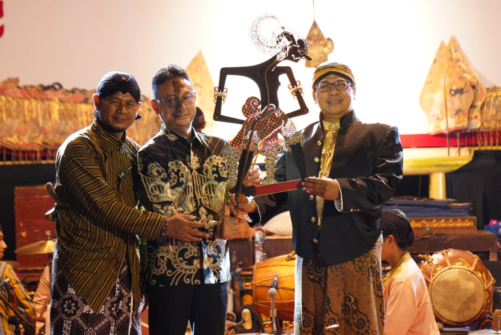 Rawat Budaya Lewat Pagelaran Wayang Kulit Rawat Budaya Lewat Pagelaran Wayang Kulit