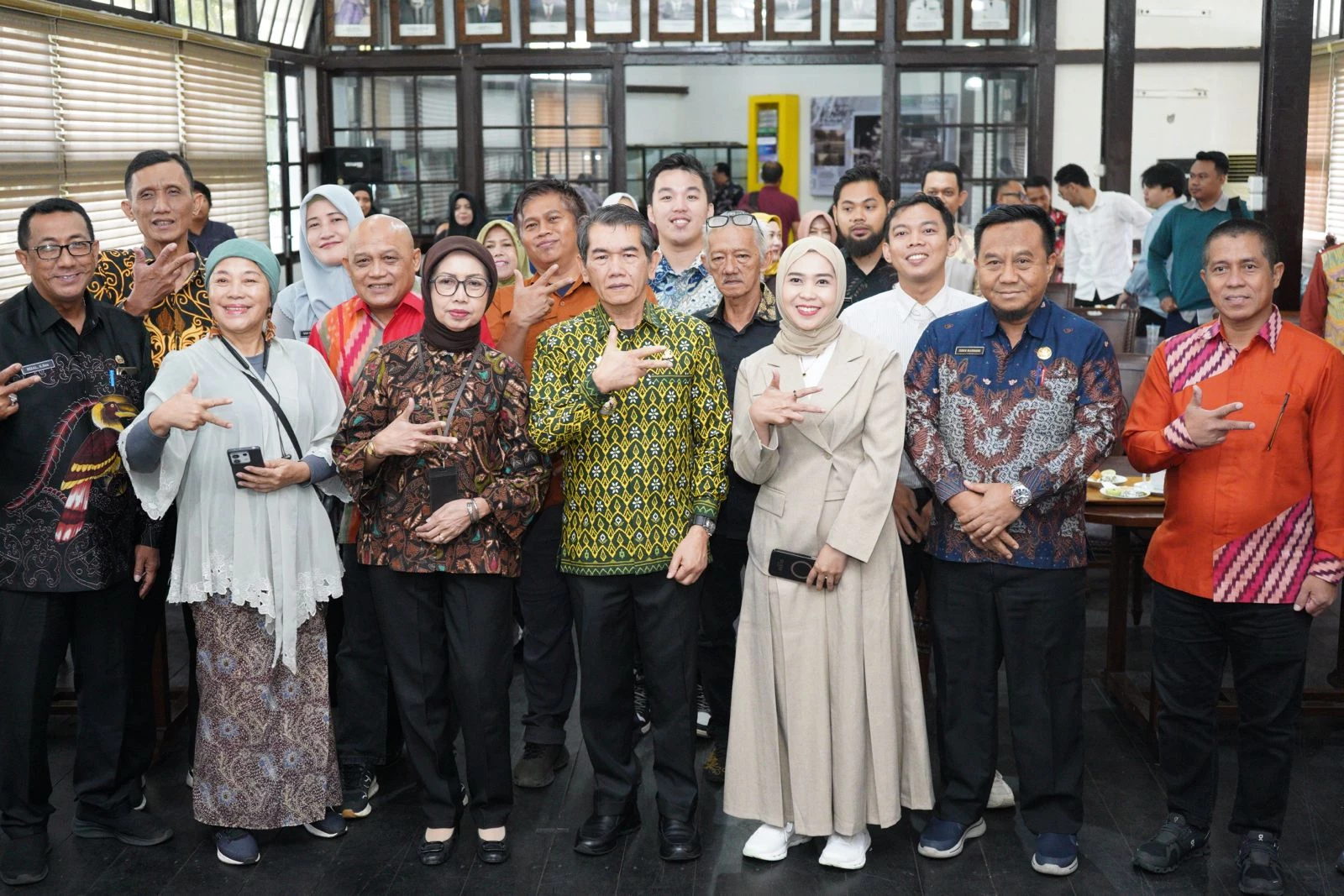 Warung Kopi Wadah Interaksi Lintas Etnis