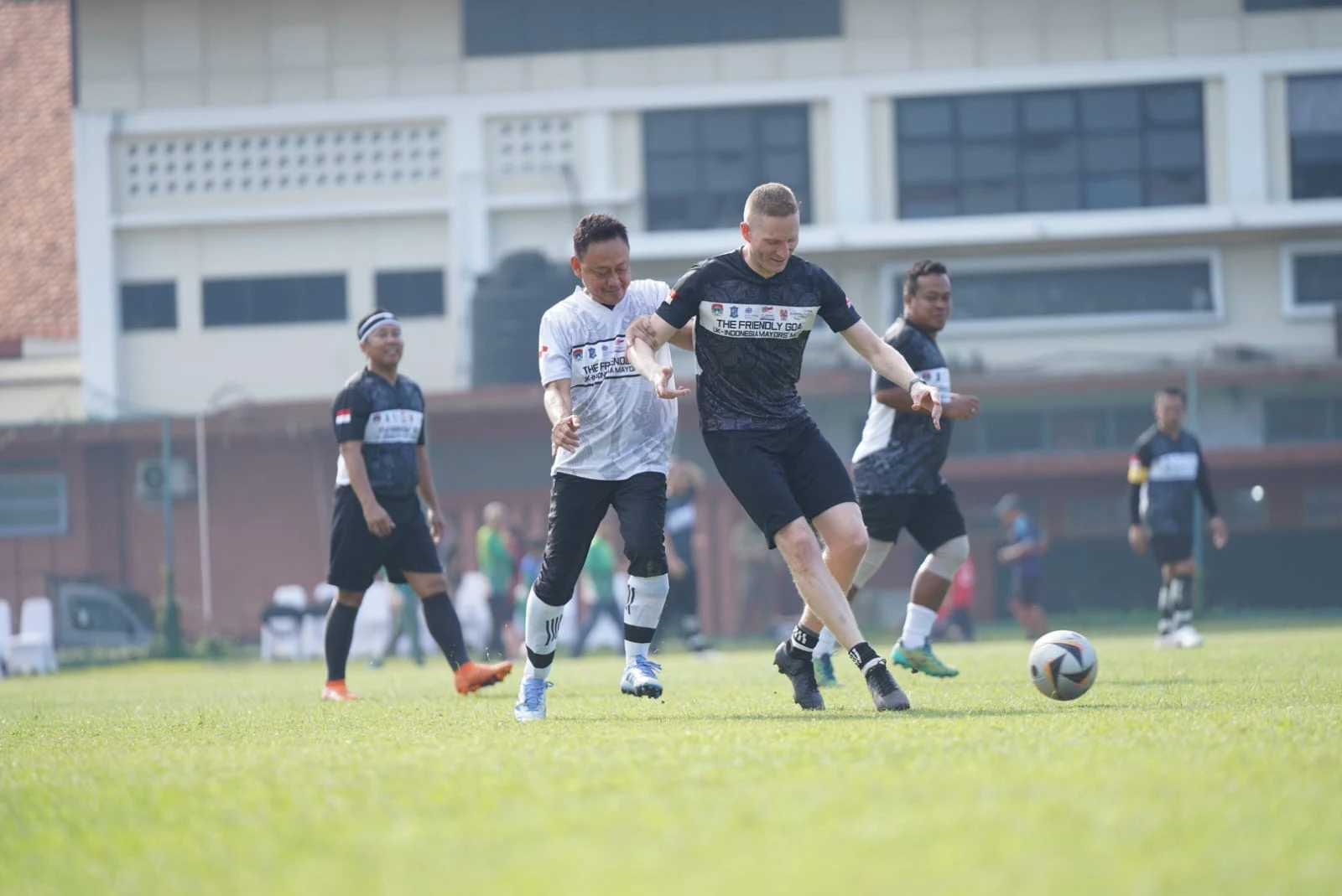 Keseruan Laga Sepak Bola antar Wali Kota di APEKSI Surabaya Keseruan Laga Sepak Bola antar Wali Kota di APEKSI Surabaya