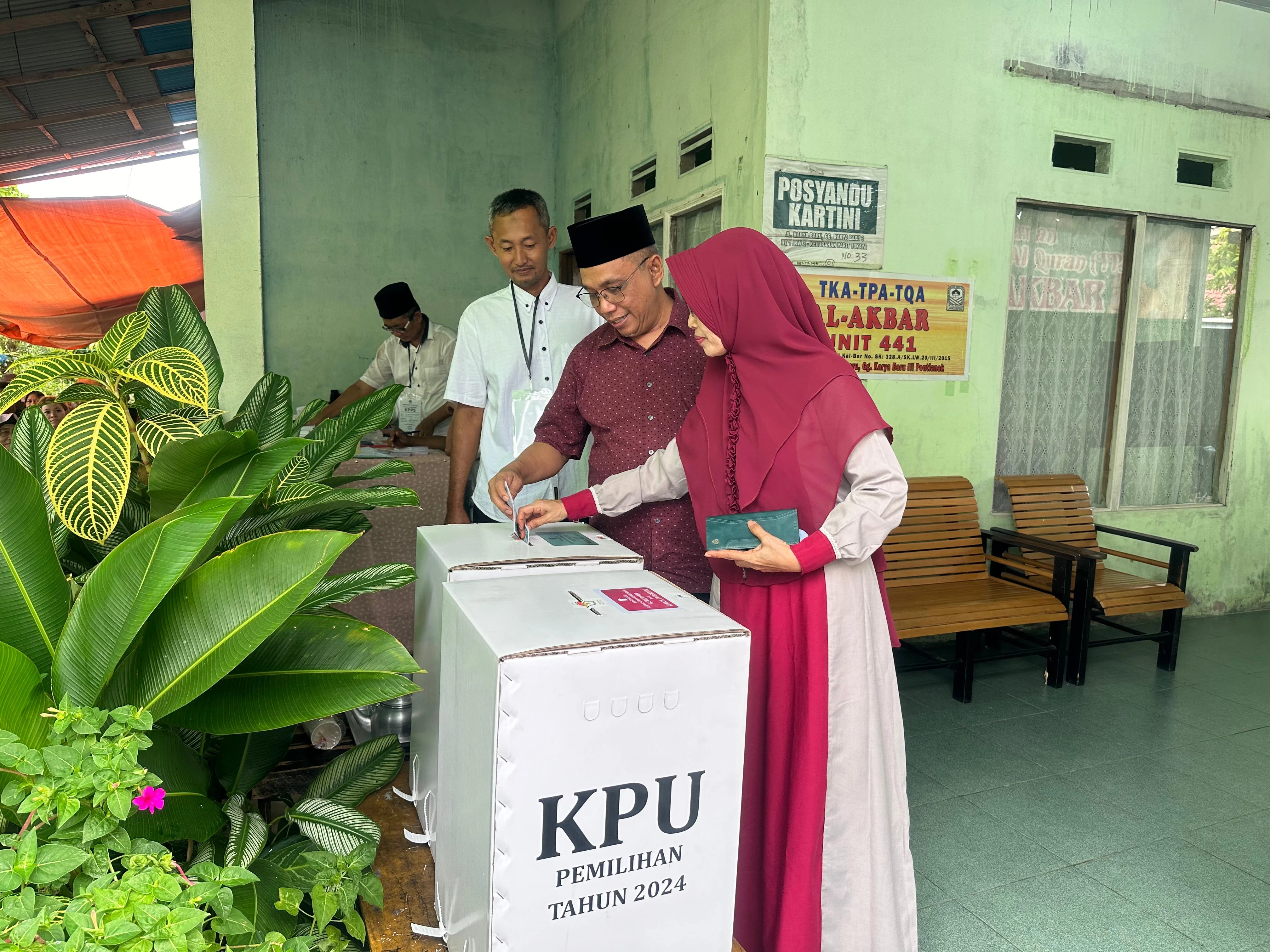 Sekda Amirullah Salurkan Hak Pilih Pilkada di TPS 03 Parit Tokaya