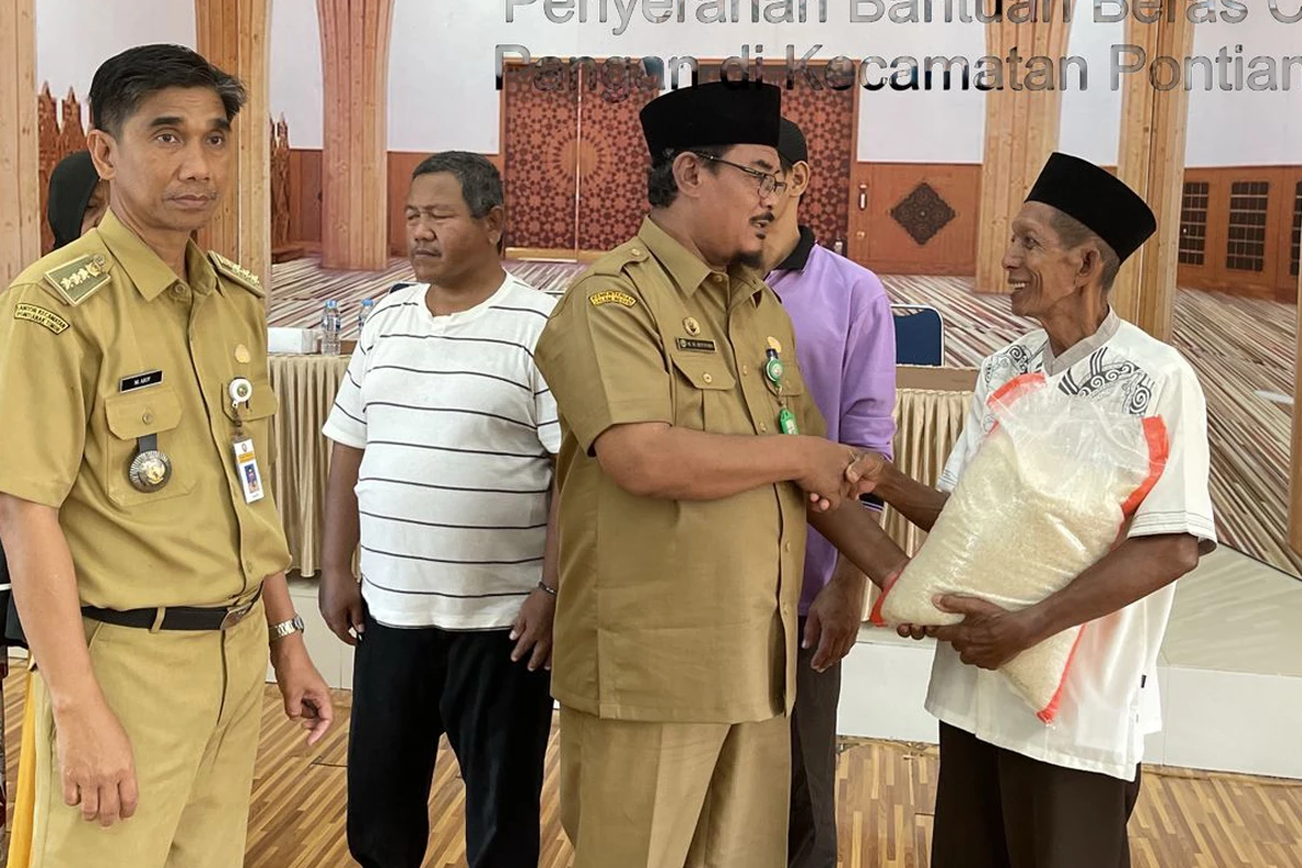 Pemkot Serahkan 10 Kilogram Beras kepada 2200 KK