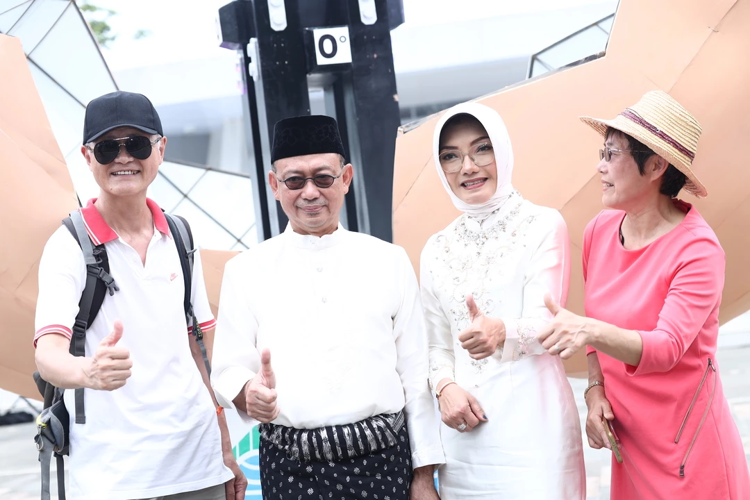 Wisatawan Tiongkok dan Norwegia Ikut Nikmati Pesona Kulminasi Wisatawan Tiongkok dan Norwegia Ikut Nikmati Pesona Kulminasi