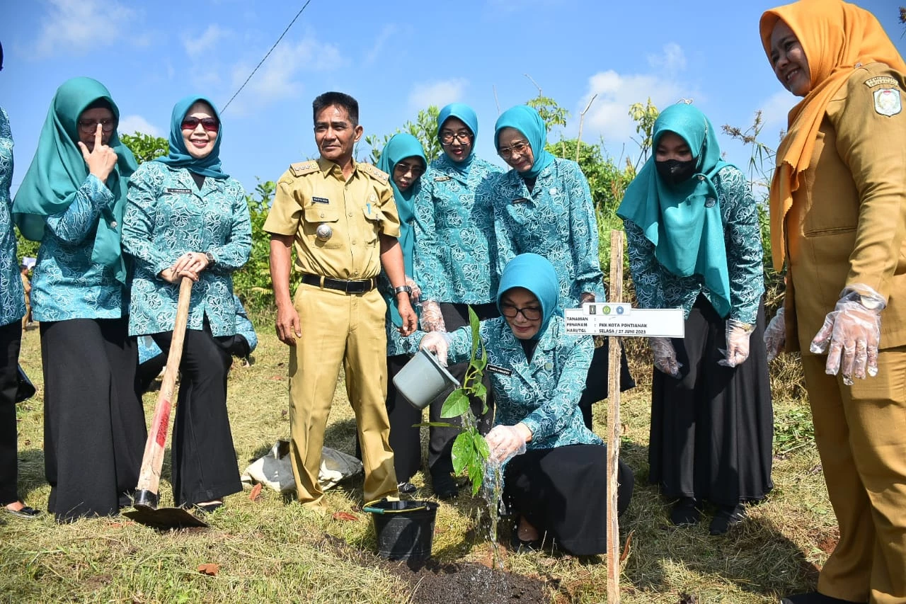 Aksi PKK Pontianak Tanam Pohon Demi Revolusi Hijau Aksi PKK Pontianak Tanam Pohon Demi Revolusi Hijau