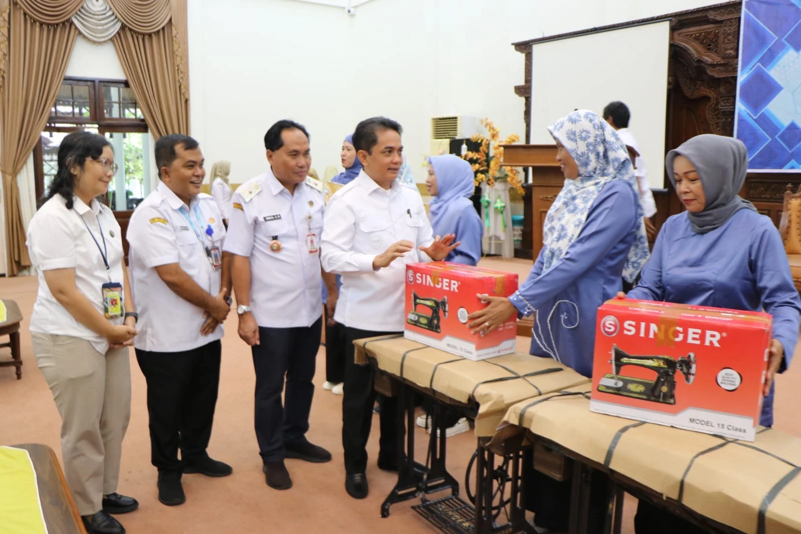 Pemkot Bantu Peralatan Kerja, Dorong Warga Mandiri Pemkot Bantu Peralatan Kerja, Dorong Warga Mandiri