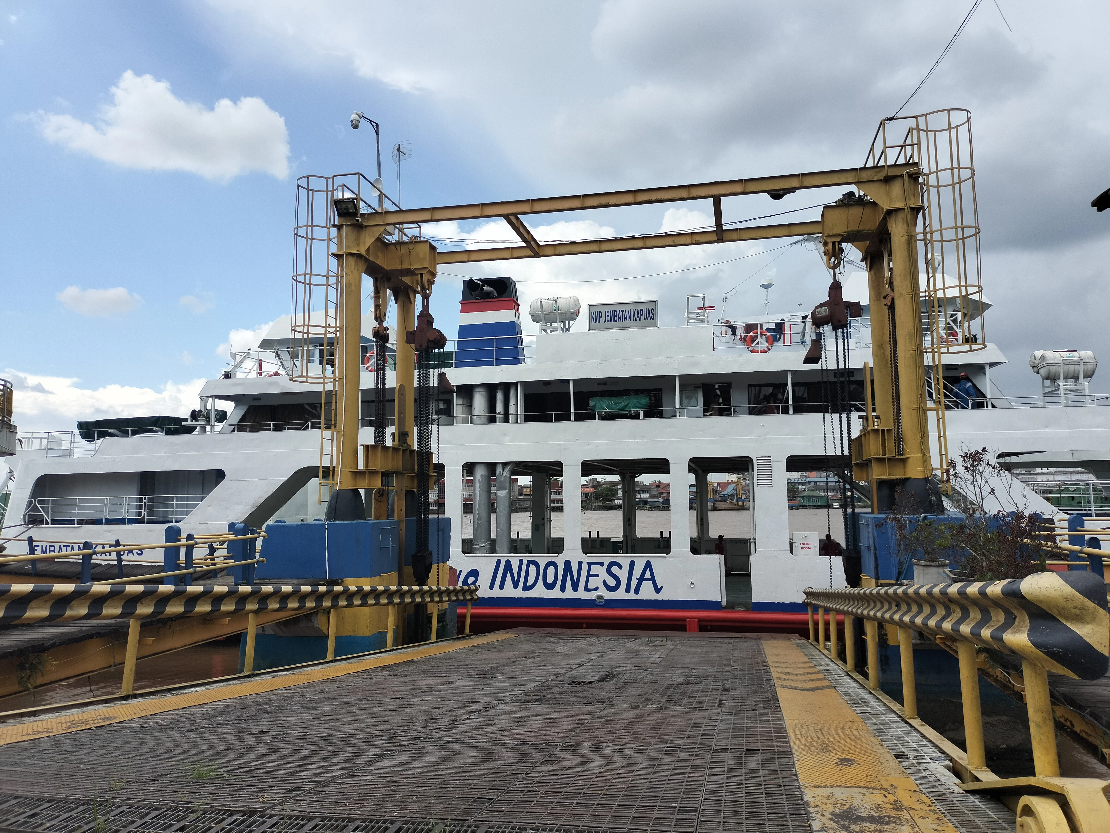 Ferry Penyeberangan Bardanadi-Siantan Mulai Beroperasi Kembali