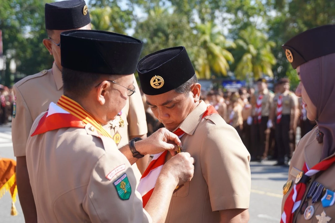Bahasan Terima Lencana Darma Bakti Bahasan Terima Lencana Darma Bakti
