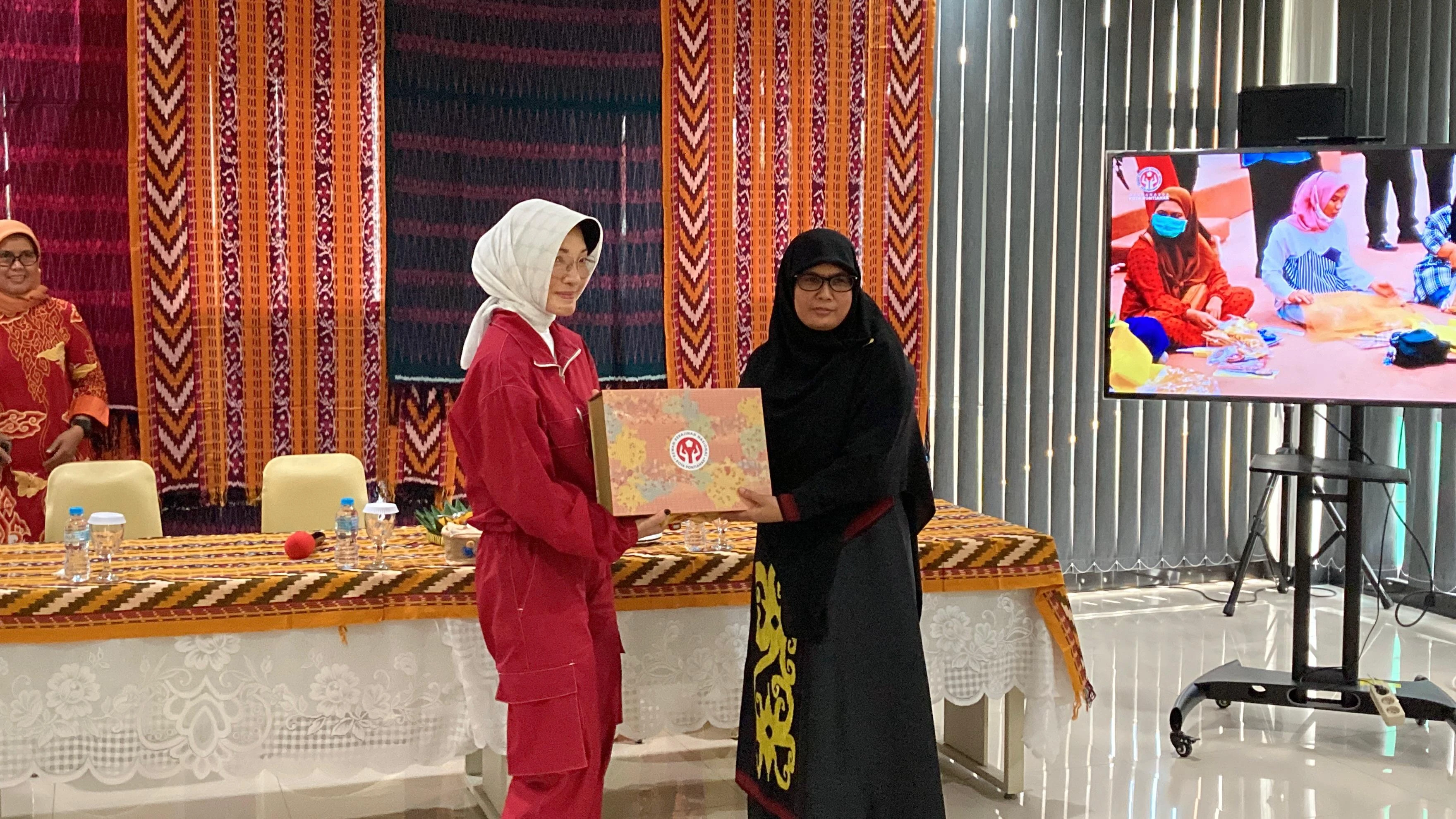 Ketua DWP Kementerian LH Terkesan UMKM Center Pontianak