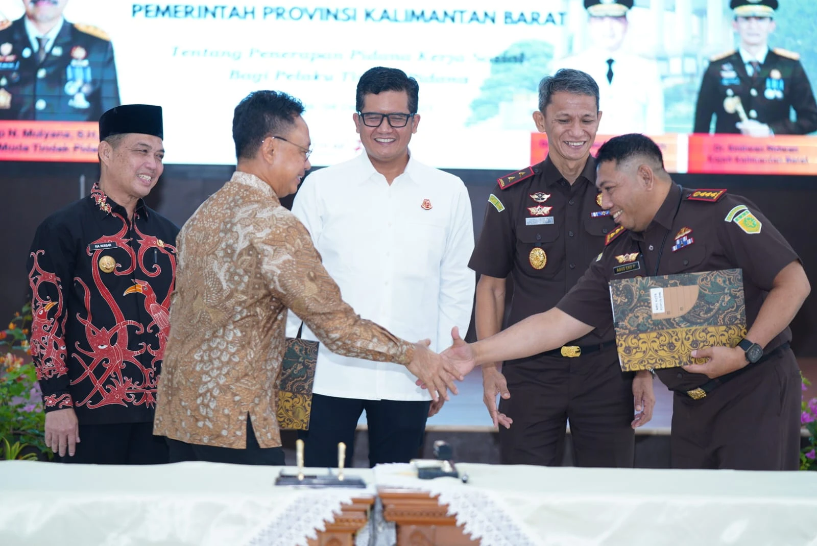 Pemkot Pontianak Teken MoU Penerapan Pidana Kerja Sosial dengan Kejati Kalbar