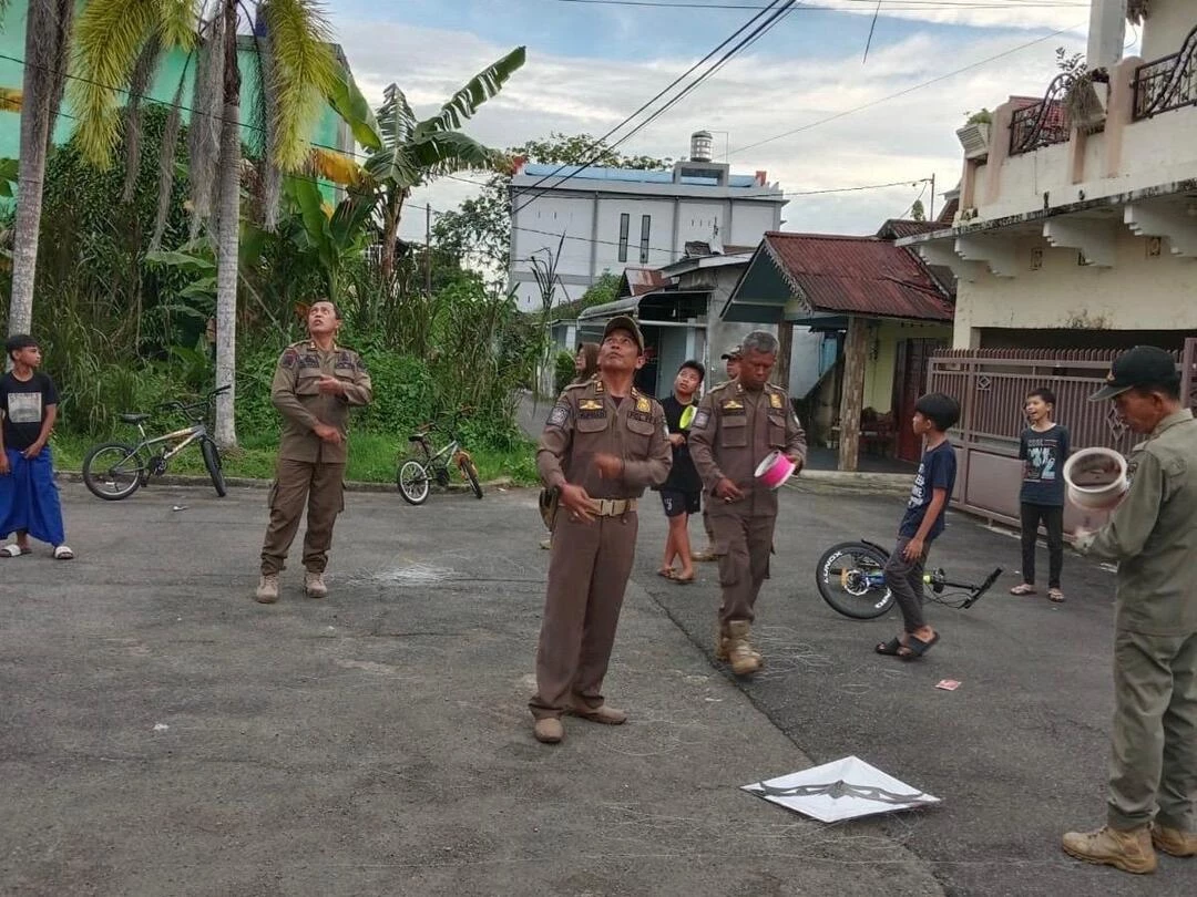 Nekat Main Layangan, Terancam Didenda dan KTP Diblokir Nekat Main Layangan, Terancam Didenda dan KTP Diblokir