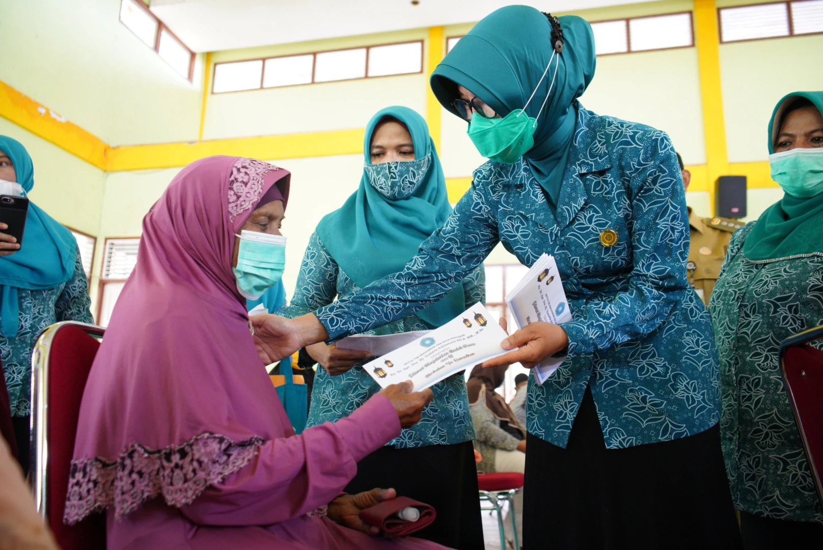 TP PKK Kota Pontianak Salurkan Bantuan Bagi Duafa