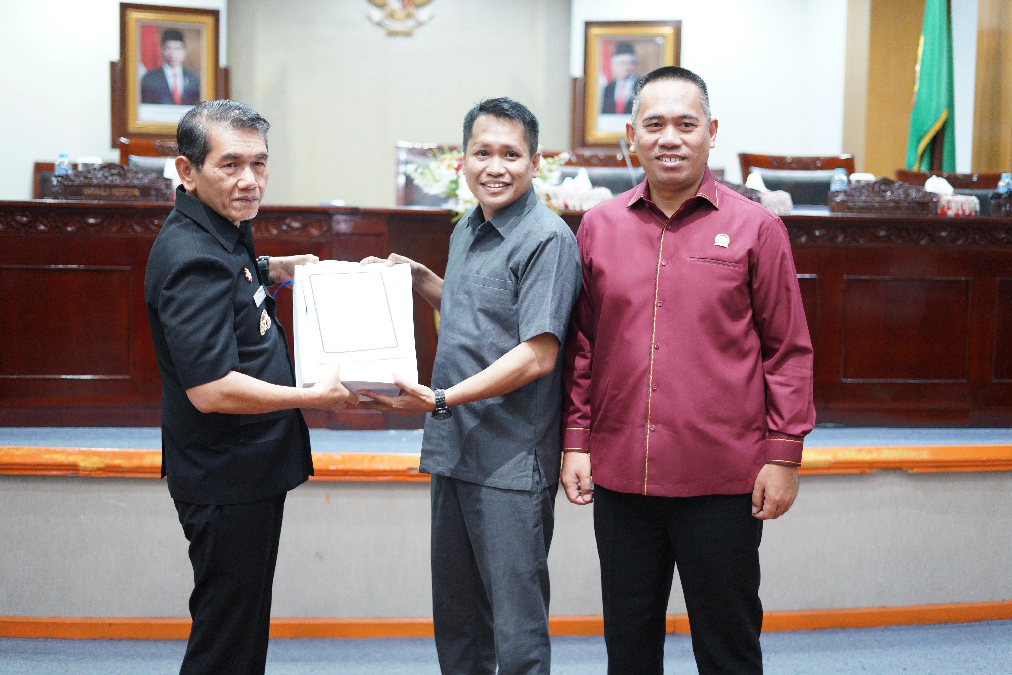 Bahas Dua Raperda, Satu Diantaranya Pelayanan Sosial bagi Warga Miskin Bahas Dua Raperda, Satu Diantaranya Pelayanan Sosial bagi Warga Miskin