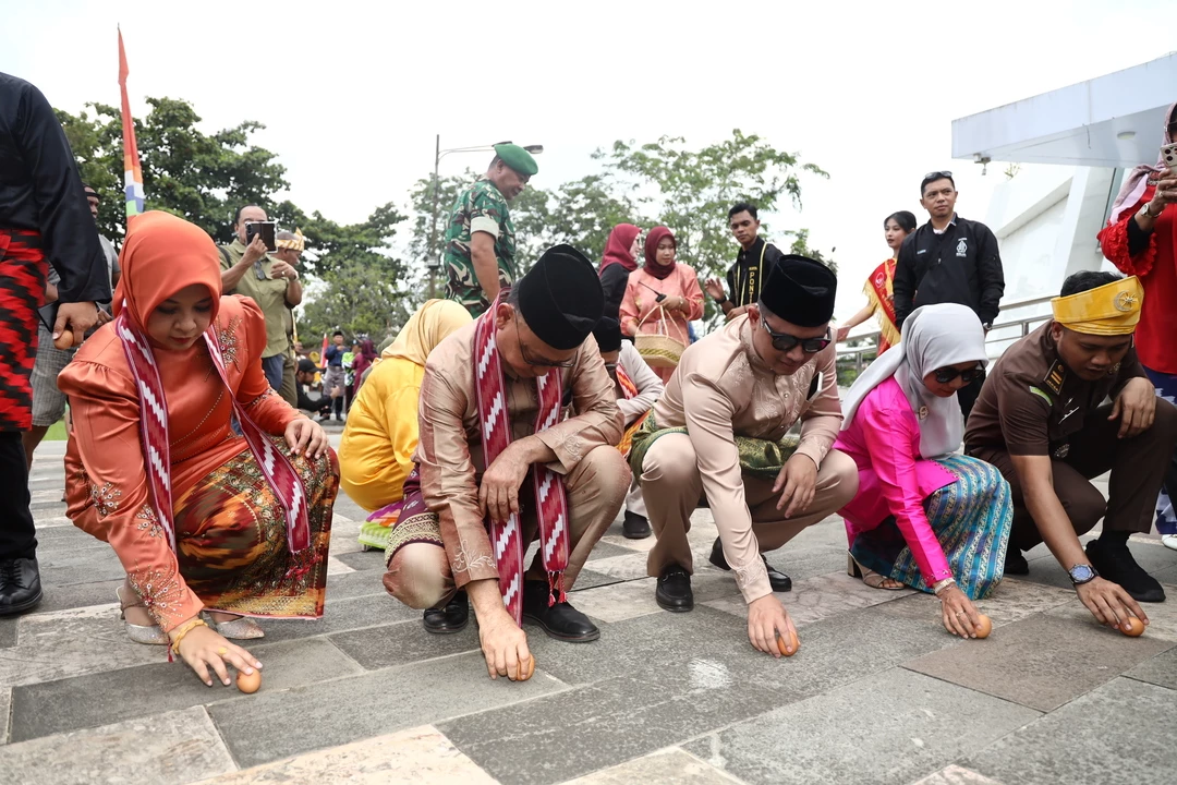 Wisatawan Mancanegara Terpukau Fenomena Kulminasi di Tugu Khatulistiwa Wisatawan Mancanegara Terpukau Fenomena Kulminasi di Tugu Khatulistiwa