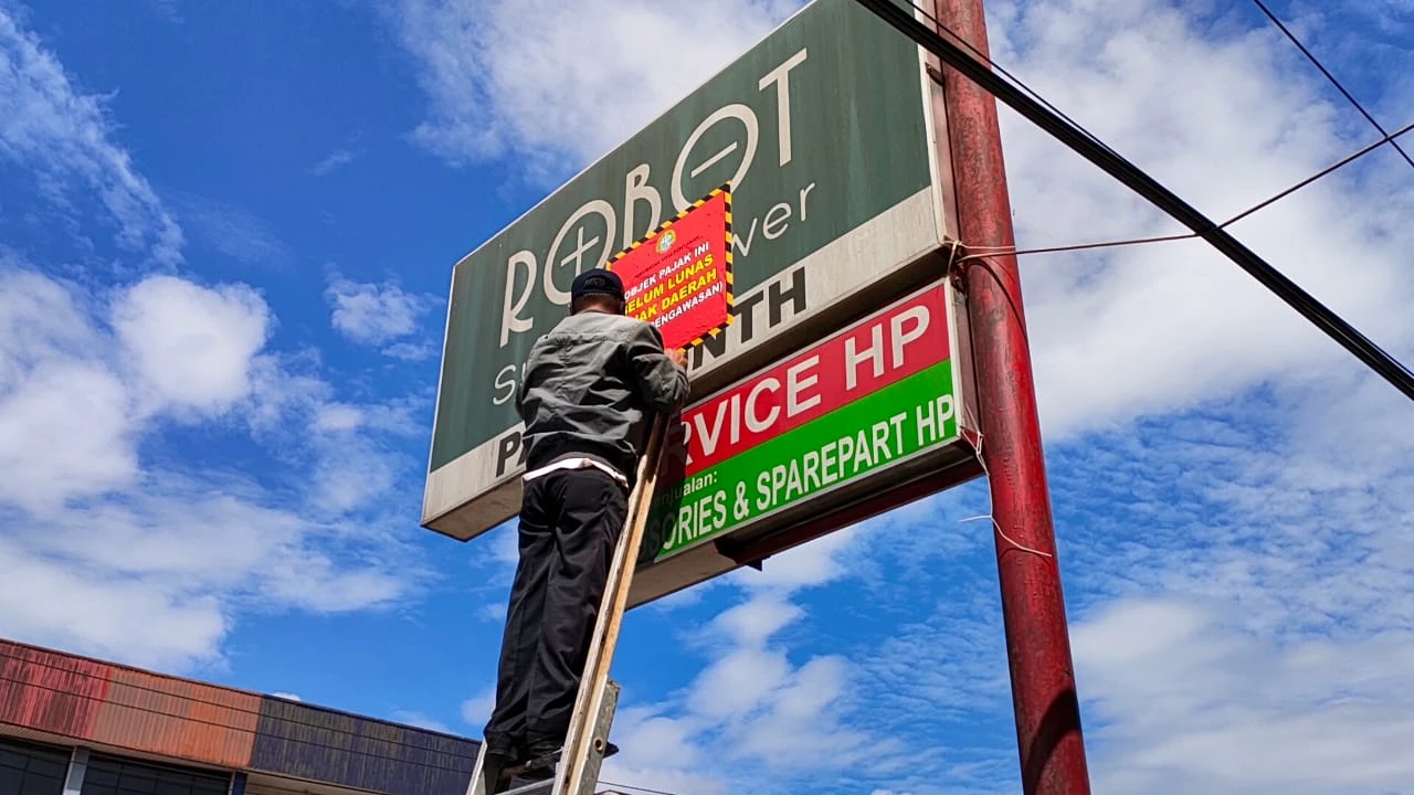 BKD Tertibkan Reklame Tunggak Pajak