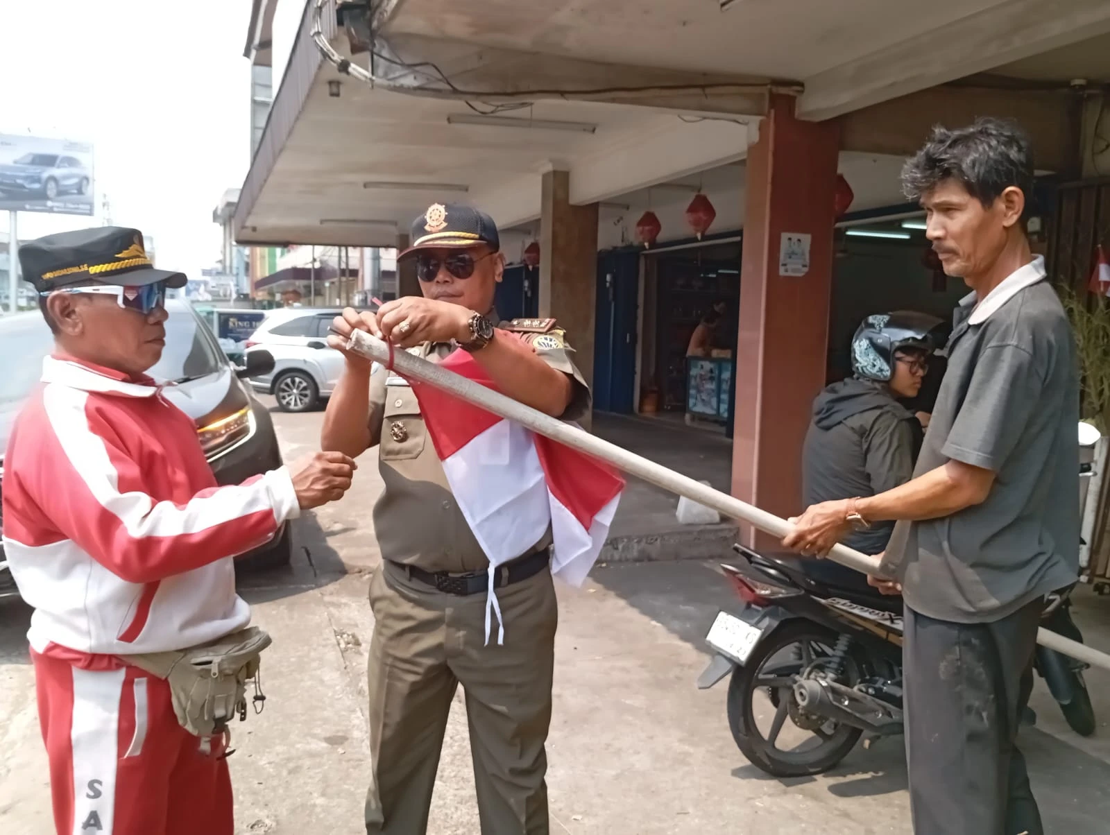 Pemkot Awasi Pemasangan Bendera Merah Putih di Pontianak