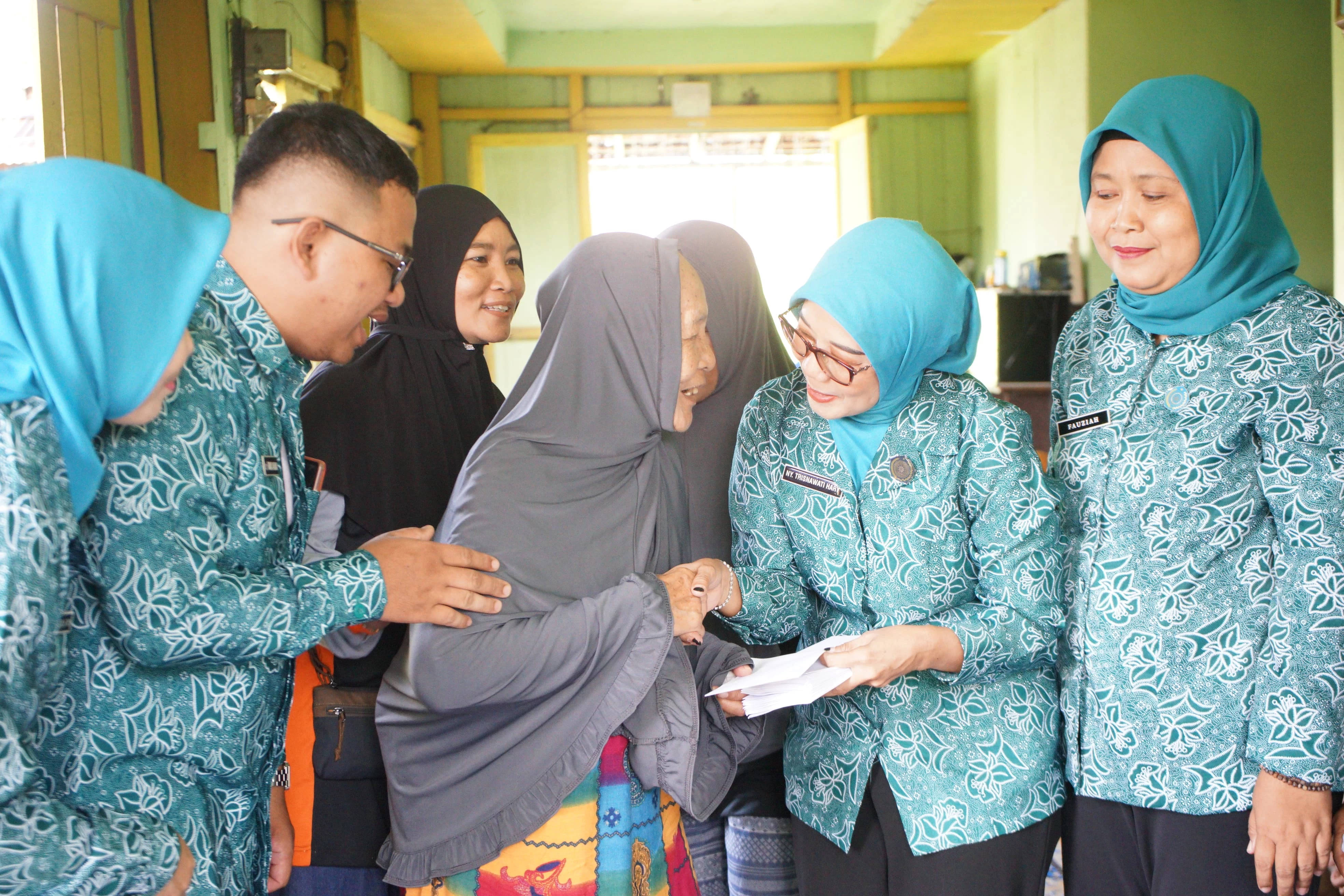 PKK Kota Pontianak Salurkan Bantuan bagi Lansia Kurang Mampu