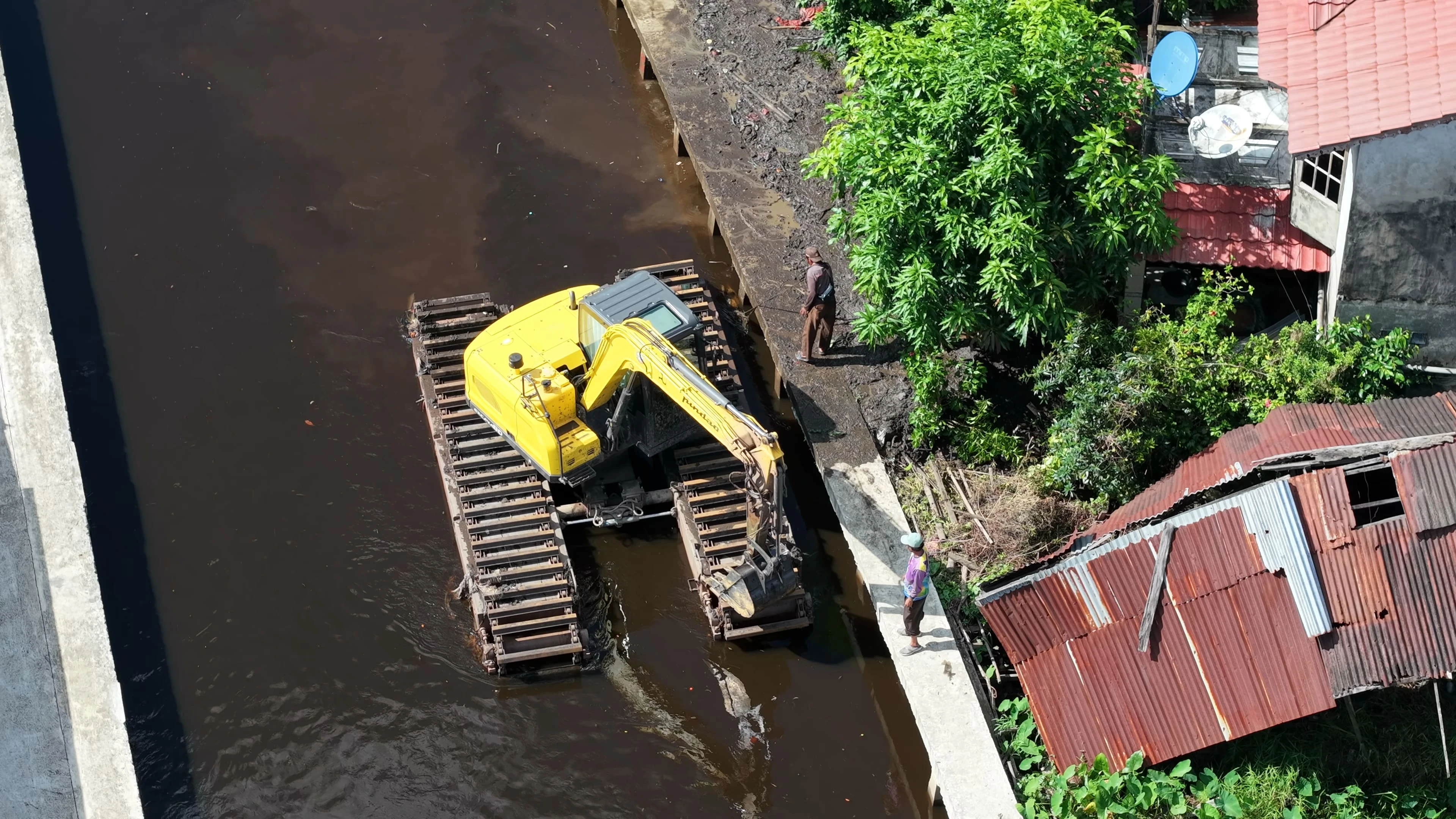 Terjunkan Eskavator Amfibi Keruk Parit, Upaya Pemkot Atasi Banjir