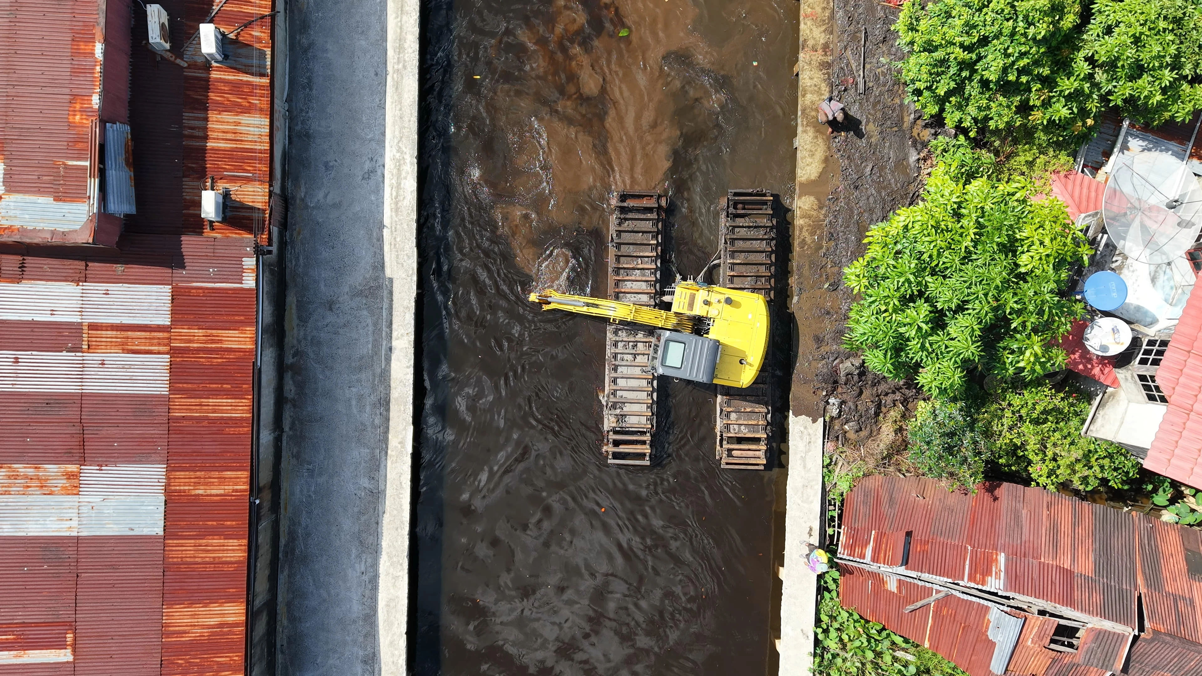 Terjunkan Eskavator Amfibi Keruk Parit, Upaya Pemkot Atasi Banjir