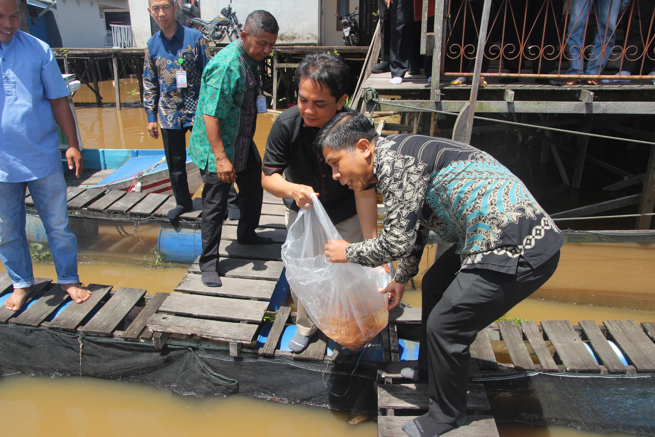 Pemkot Salurkan 10 ribu Benih Ikan ke Kelompok Pembudidaya Pemkot Salurkan 10 ribu Benih Ikan ke Kelompok Pembudidaya