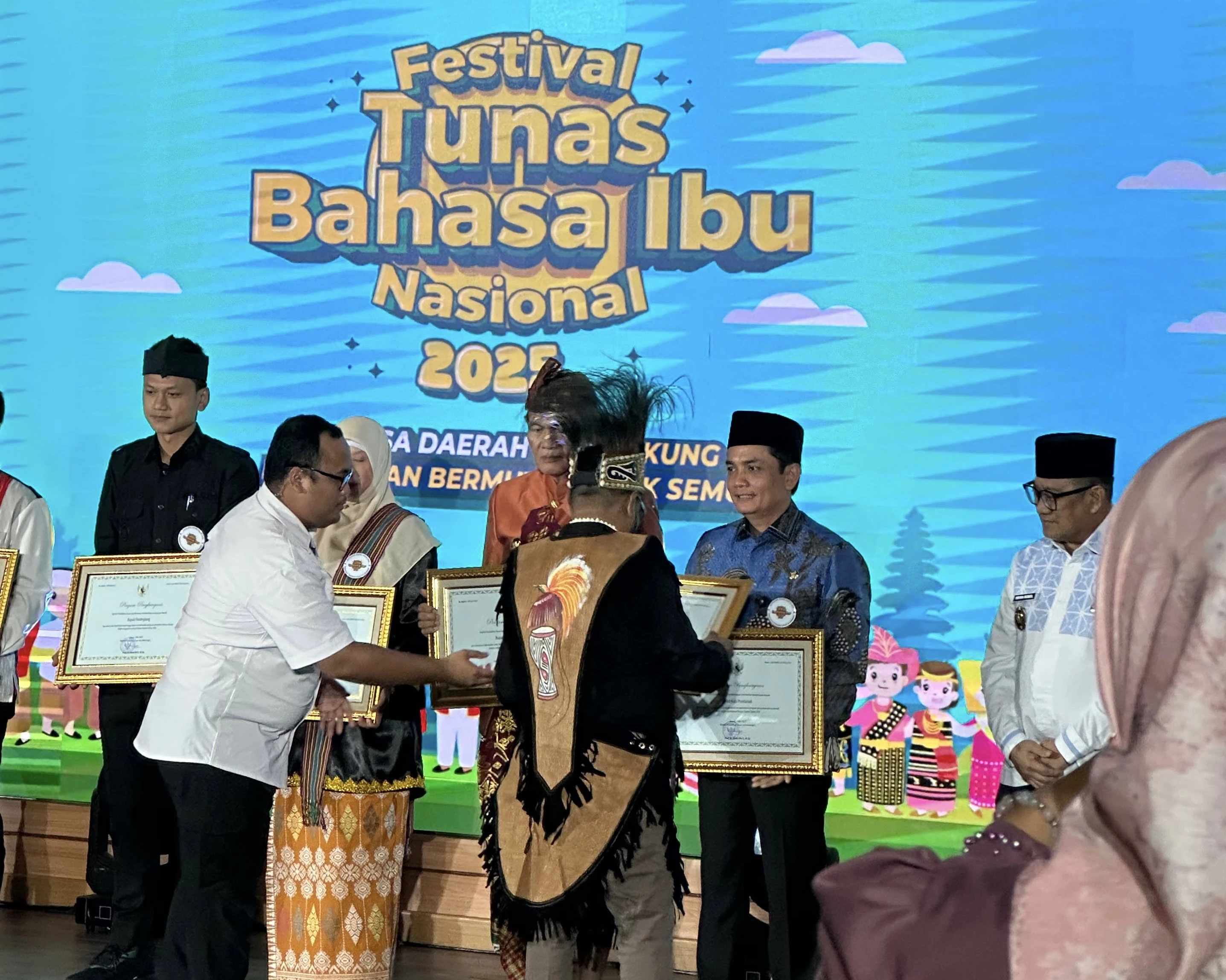 Komitmen Lestarikan Bahasa Daerah, Wali Kota Pontianak Raih Penghargaan Nasional Komitmen Lestarikan Bahasa Daerah, Wali Kota Pontianak Raih Penghargaan Nasional