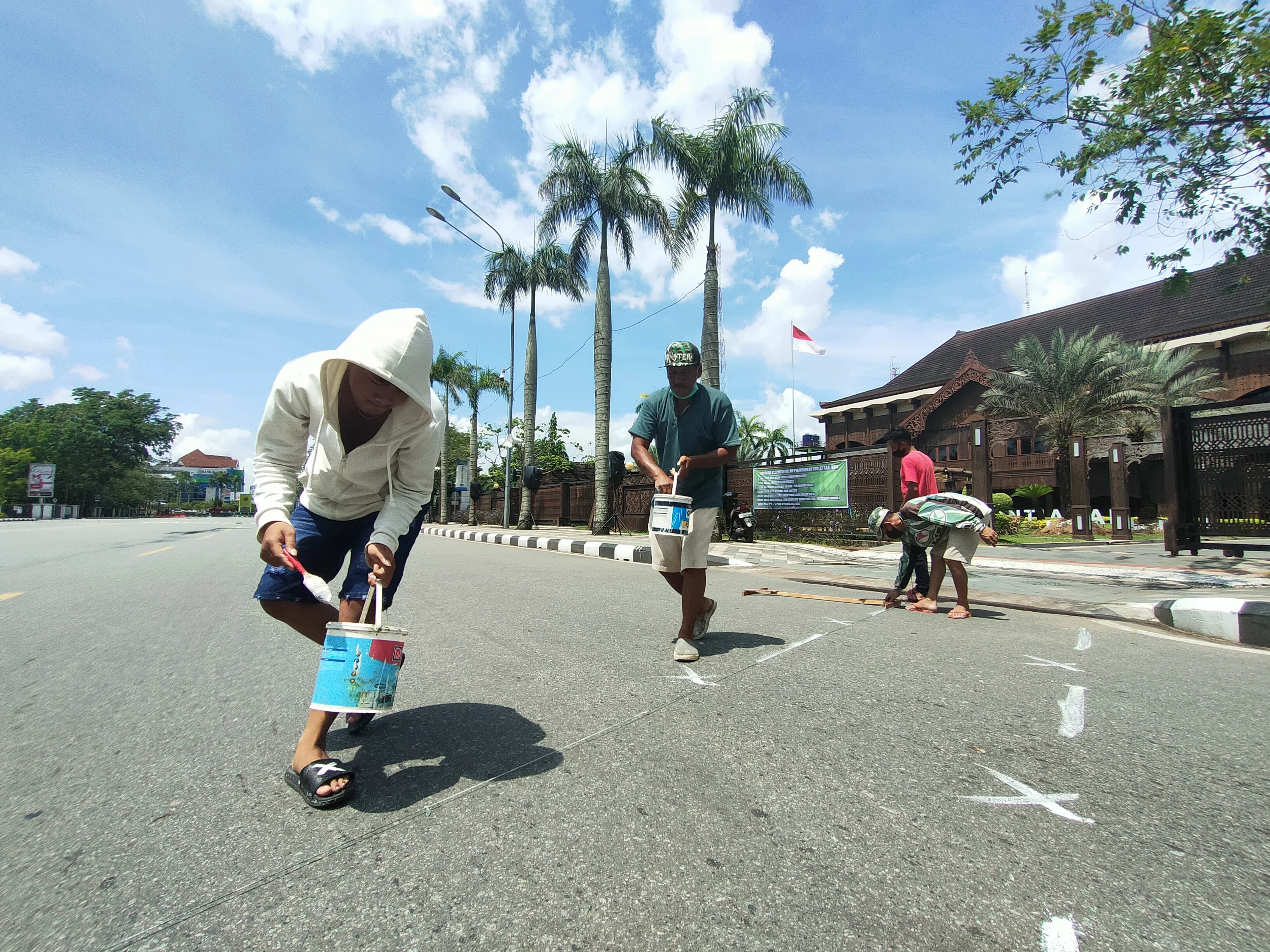 Panitia Tandai Garis Pembatas Saf Salat Id