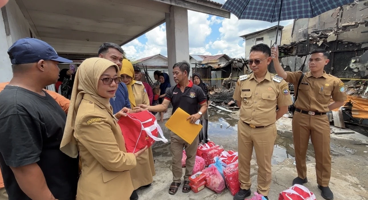 Wako Serahkan Bantuan Korban Kebakaran Panglima Aim Wako Serahkan Bantuan Korban Kebakaran Panglima Aim