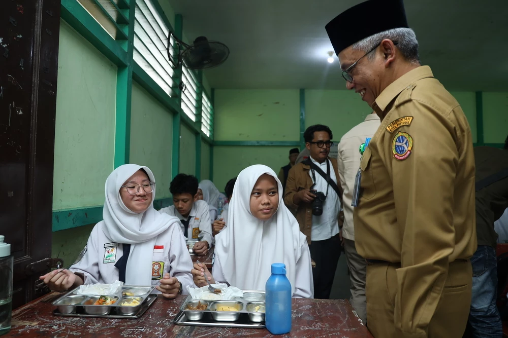Siswa di Pontianak Antusias Nikmati Makan Bergizi Gratis Siswa di Pontianak Antusias Nikmati Makan Bergizi Gratis