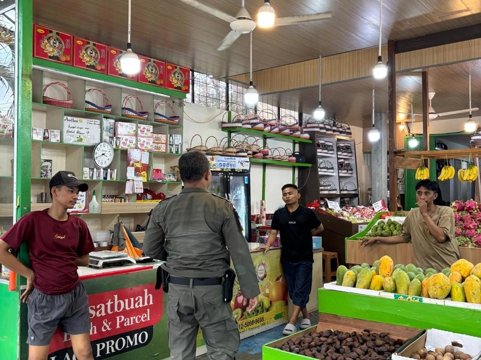 Lalai dengan Sampahnya, Pemilik Toko Buah Didenda