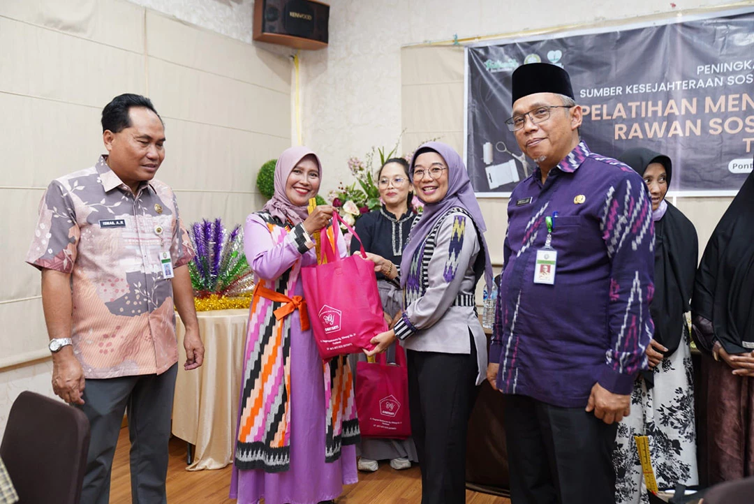 Terima Mesin Jahit, Samsumiati Optimis Perekonomian Meningkat