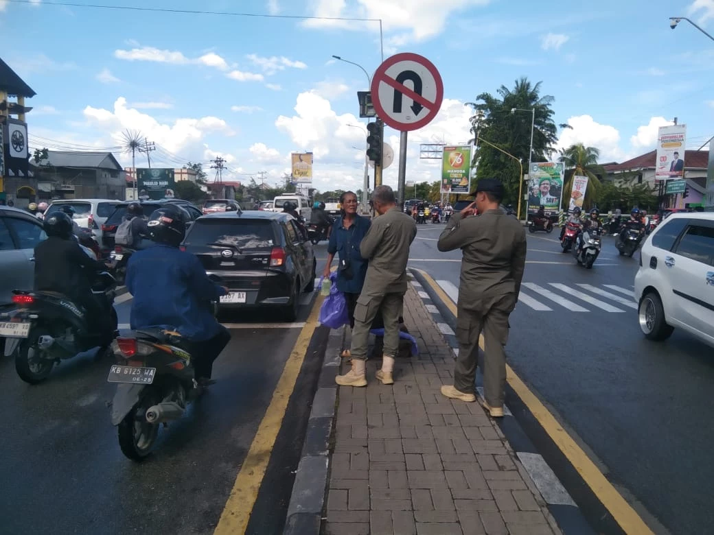 Satpol PP Pontianak Imbau Warga Tak Beri Uang ke Pengemis di Jalanan Satpol PP Pontianak Imbau Warga Tak Beri Uang ke Pengemis di Jalanan