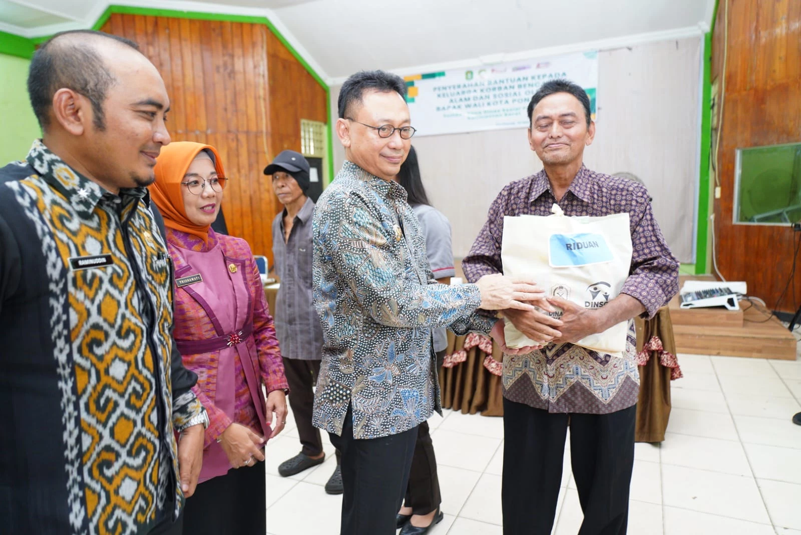 Wako Serahkan Bantuan Korban Bencana Alam dan Sosial Wako Serahkan Bantuan Korban Bencana Alam dan Sosial