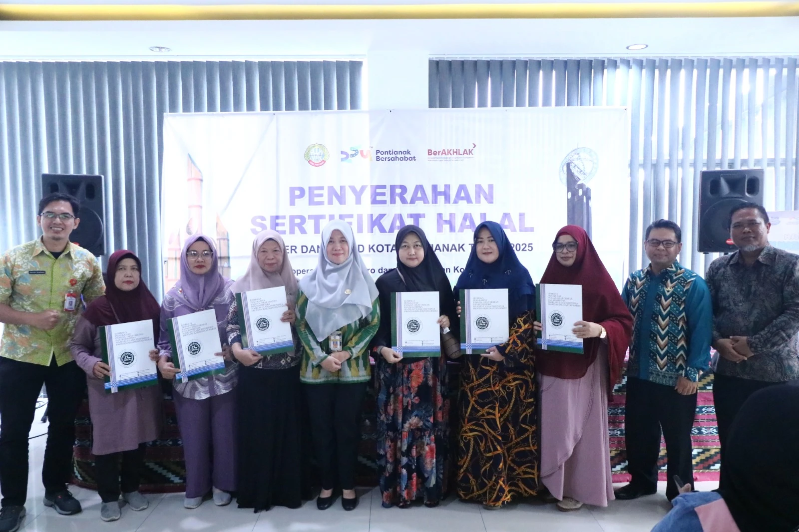 Pemkot Serahkan 40 Sertifikat Halal Untuk UMKM Pemkot Serahkan 40 Sertifikat Halal Untuk UMKM