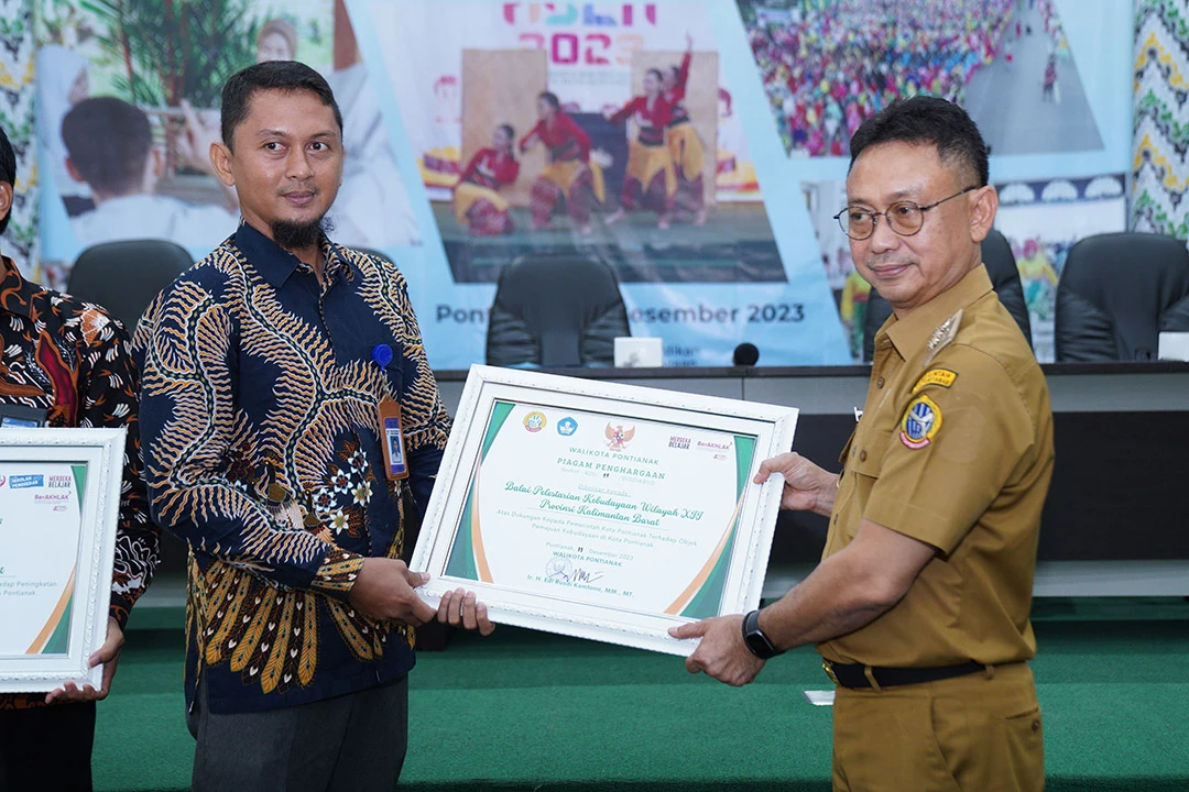 Apresiasi Insan Dikbud, Wali Kota Serahkan Penghargaan