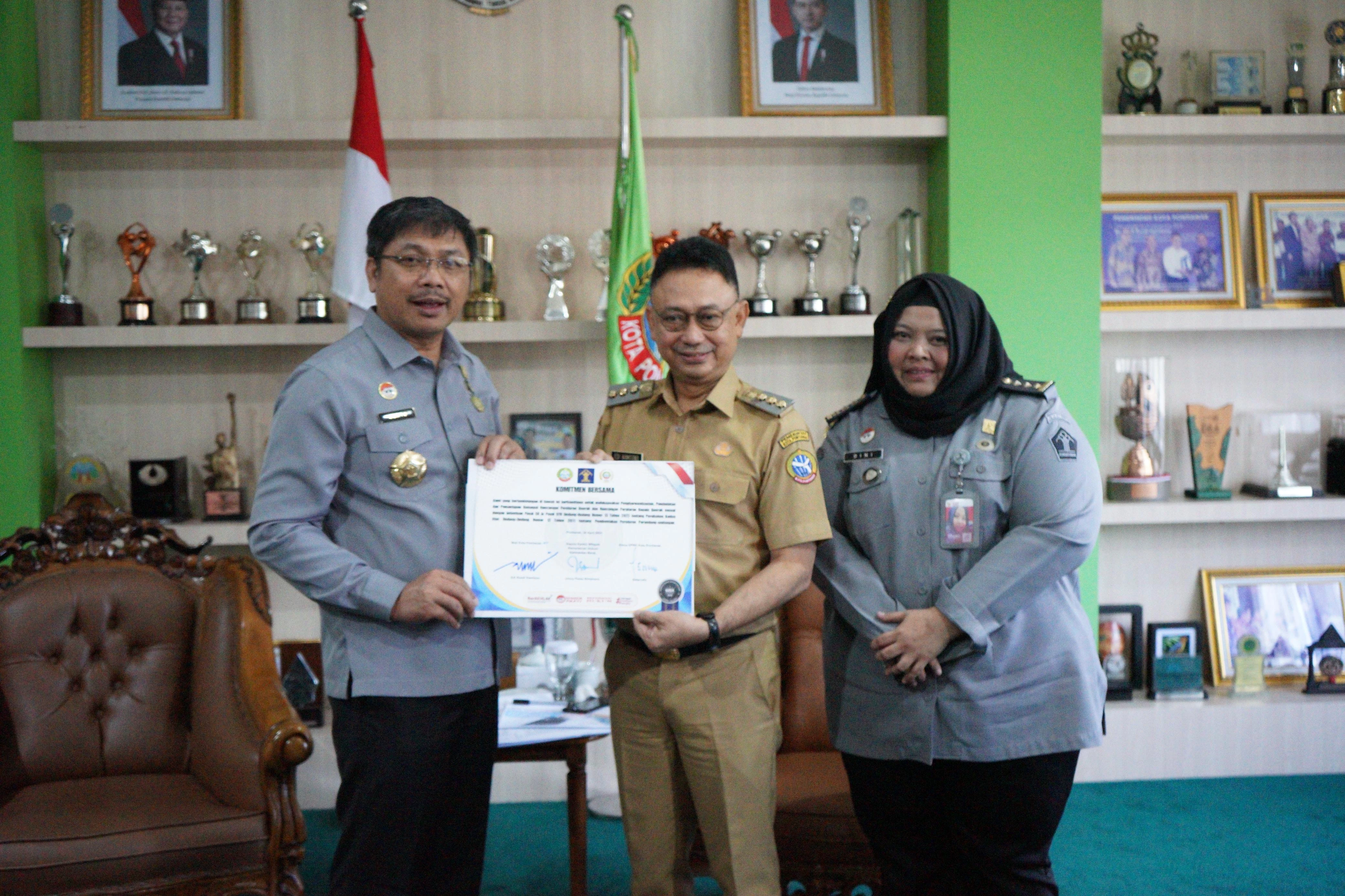 Pemkot Teken Komitmen Bersama Harmonisasi Perda dengan Kemenkum Kalbar Pemkot Teken Komitmen Bersama Harmonisasi Perda dengan Kemenkum Kalbar