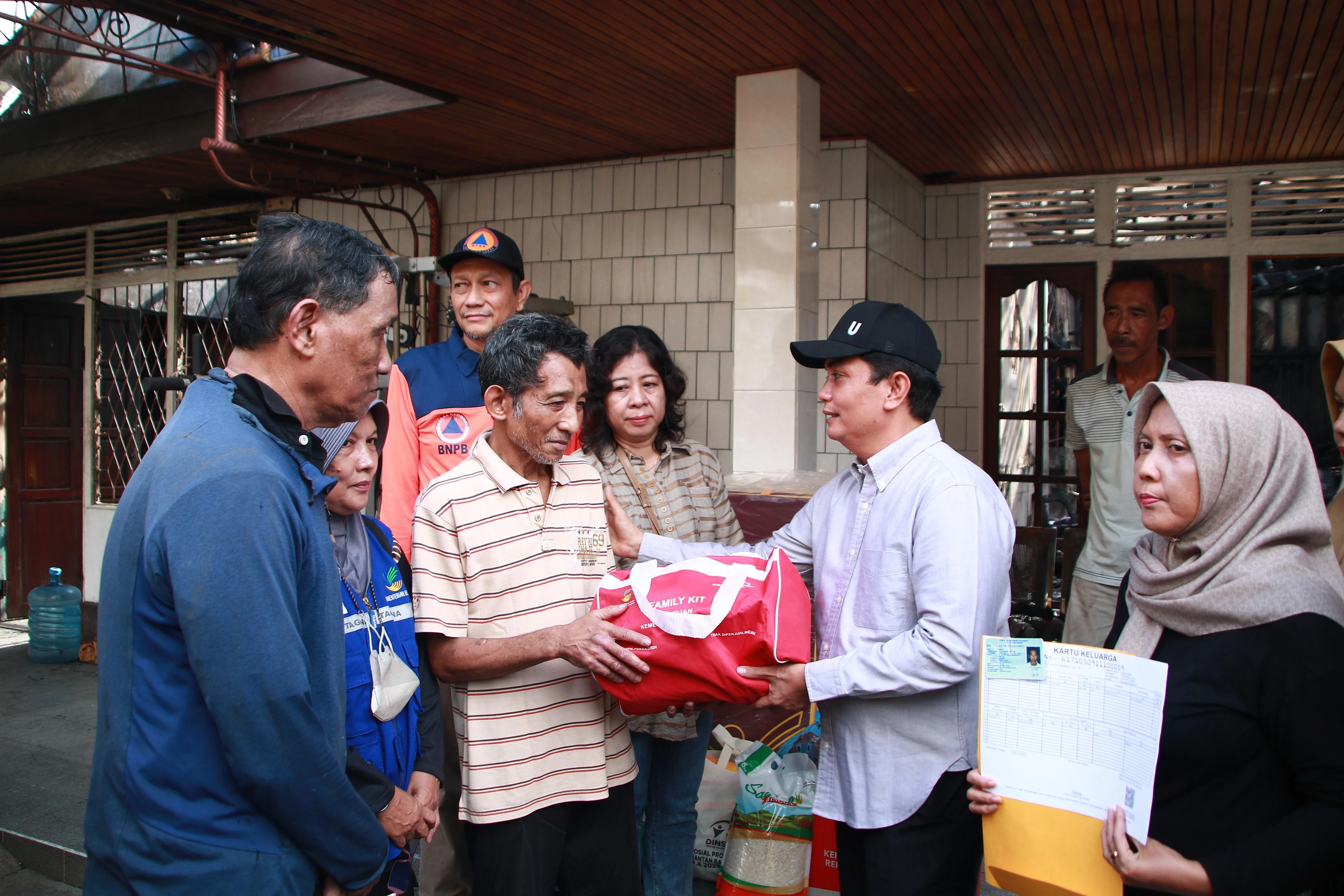 Wawako Bahasan Serahkan Bantuan bagi Korban Kebakaran di Gang Sa’aman
