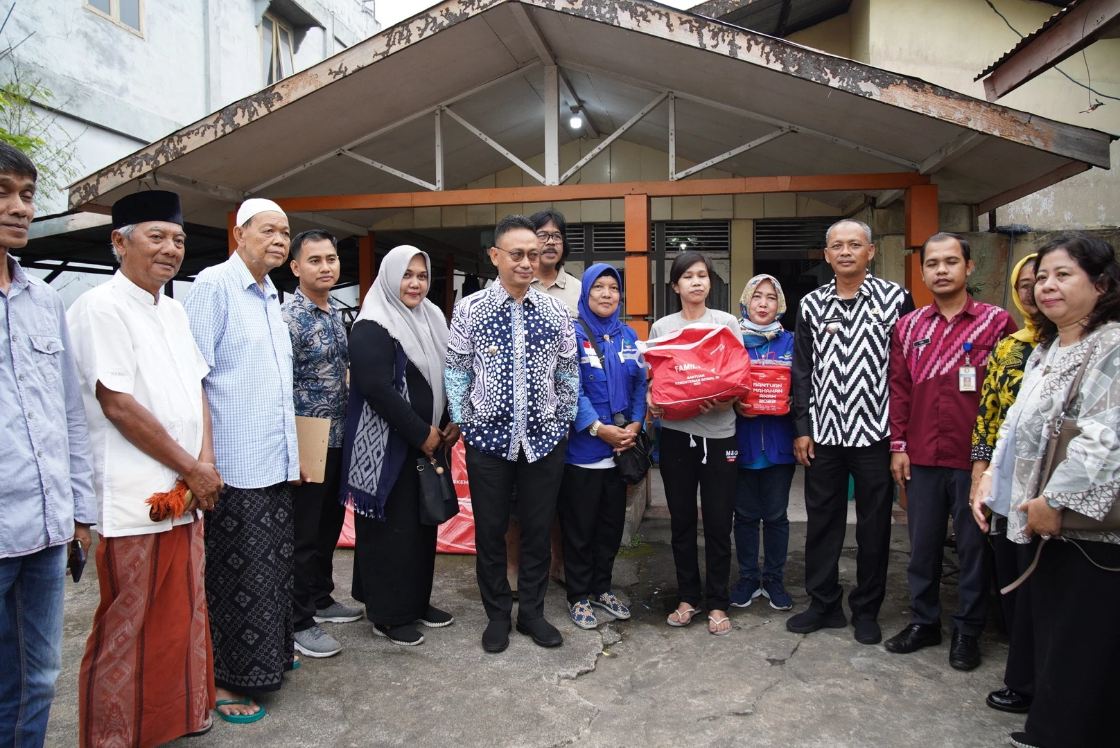 Wali Kota Serahkan Bantuan Korban Kebakaran di Jalan Prof Dr Hamka Wali Kota Serahkan Bantuan Korban Kebakaran di Jalan Prof Dr Hamka