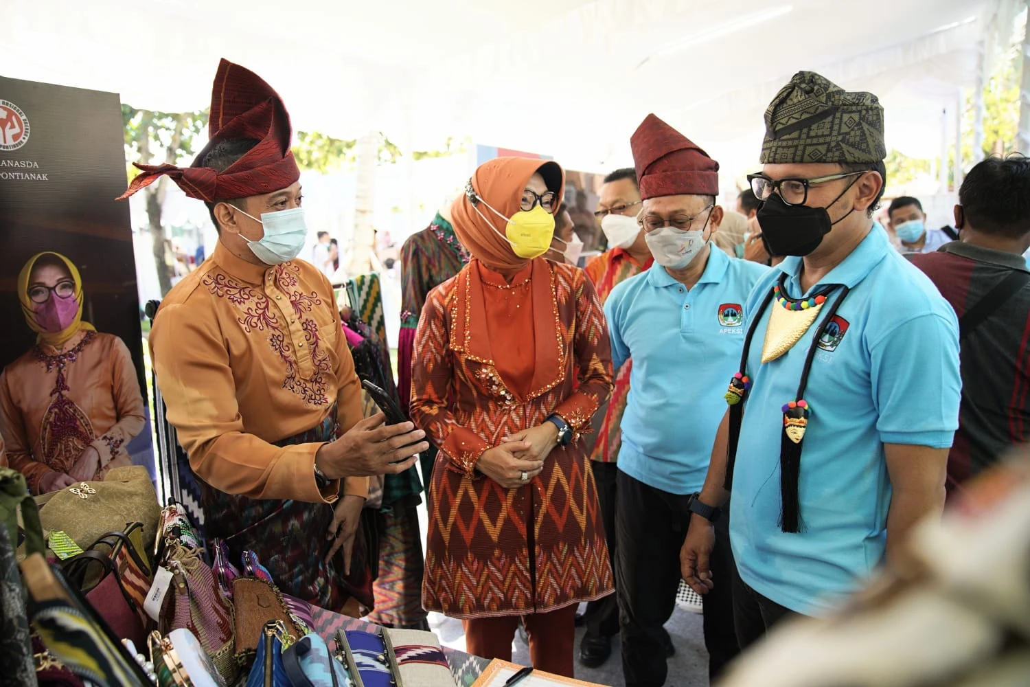 Tenun Corak Insang Pikat Pengunjung APEKSI Outlook di Denpasar